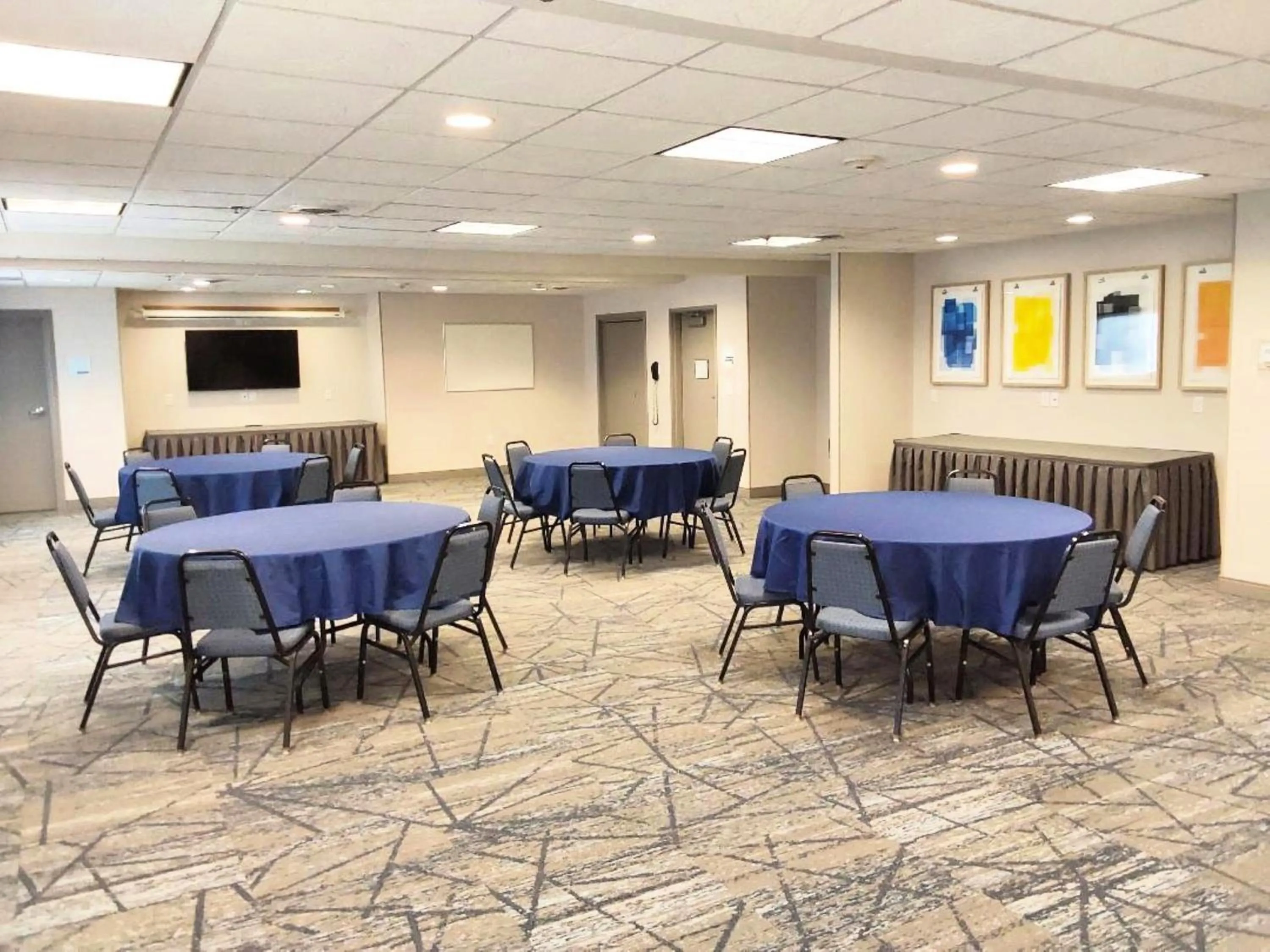 Meeting/conference room in Holiday Inn Express Hotel & Suites Antigo by IHG