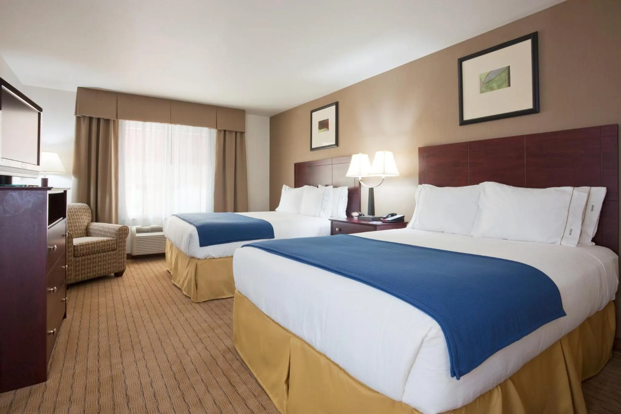 Bedroom, Bed in Holiday Inn Express Hotel & Suites Antigo by IHG