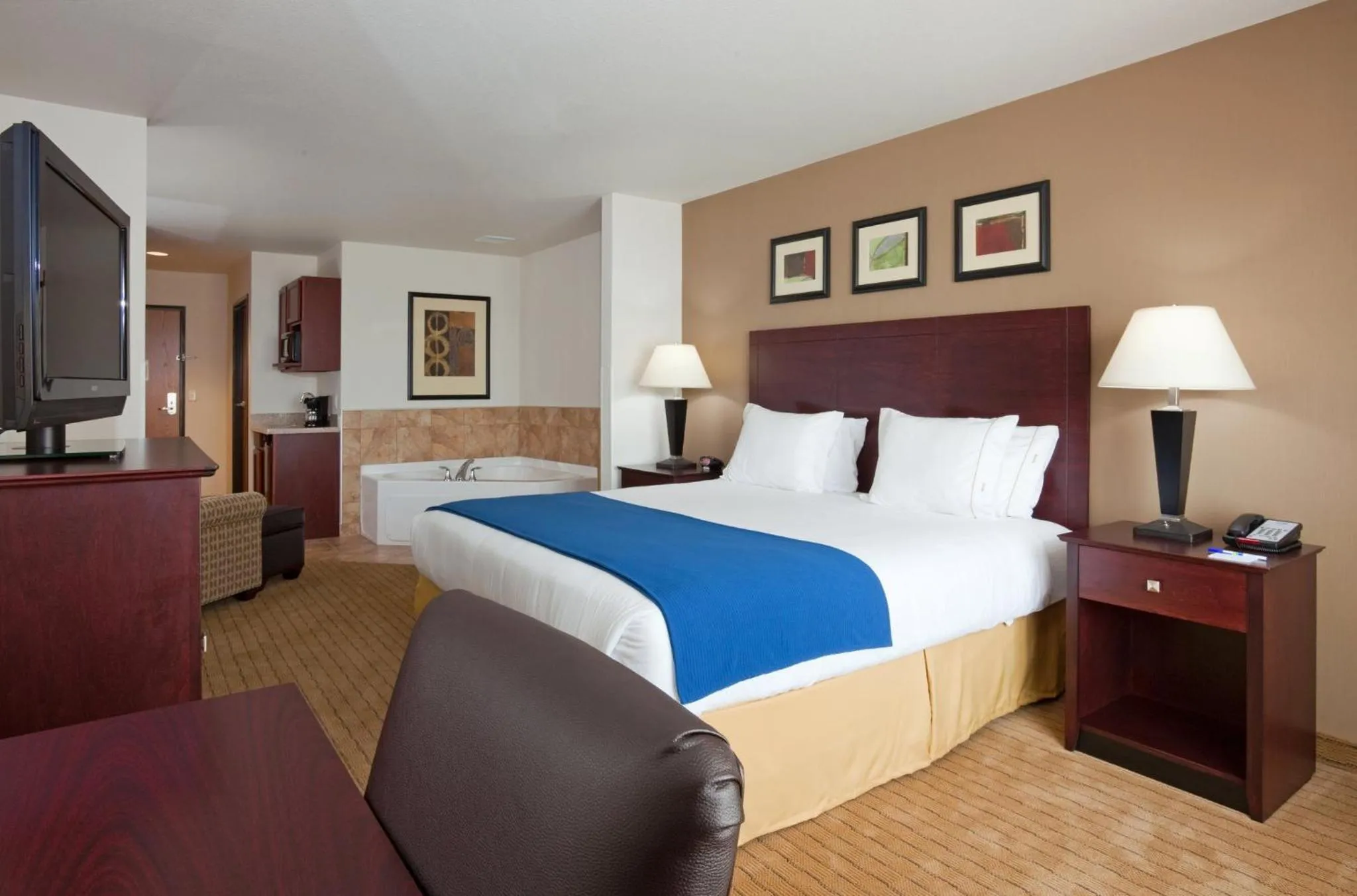 Bedroom, Bed in Holiday Inn Express Hotel & Suites Antigo by IHG