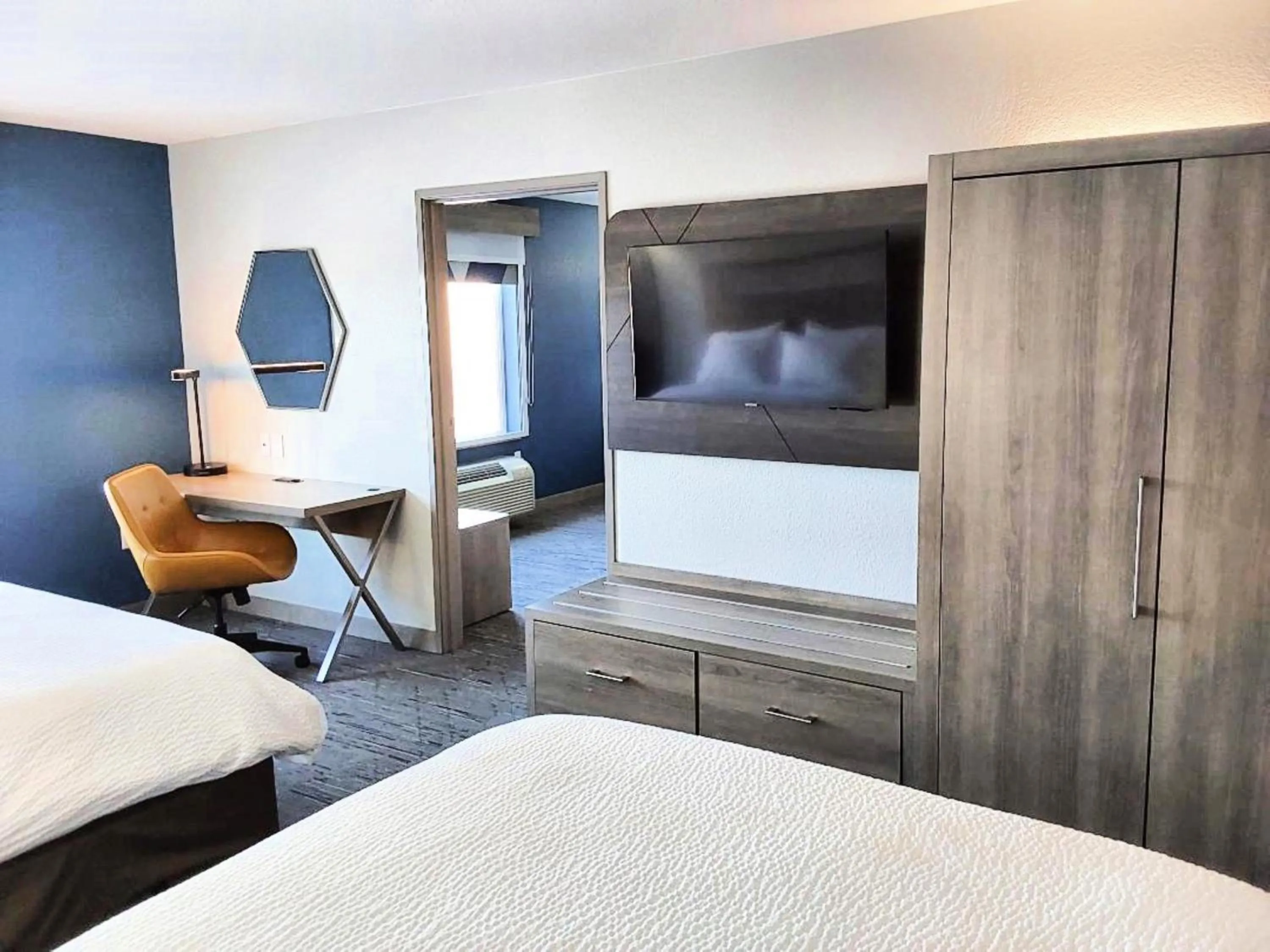 Photo of the whole room, Bed in Holiday Inn Express Hotel & Suites Antigo by IHG