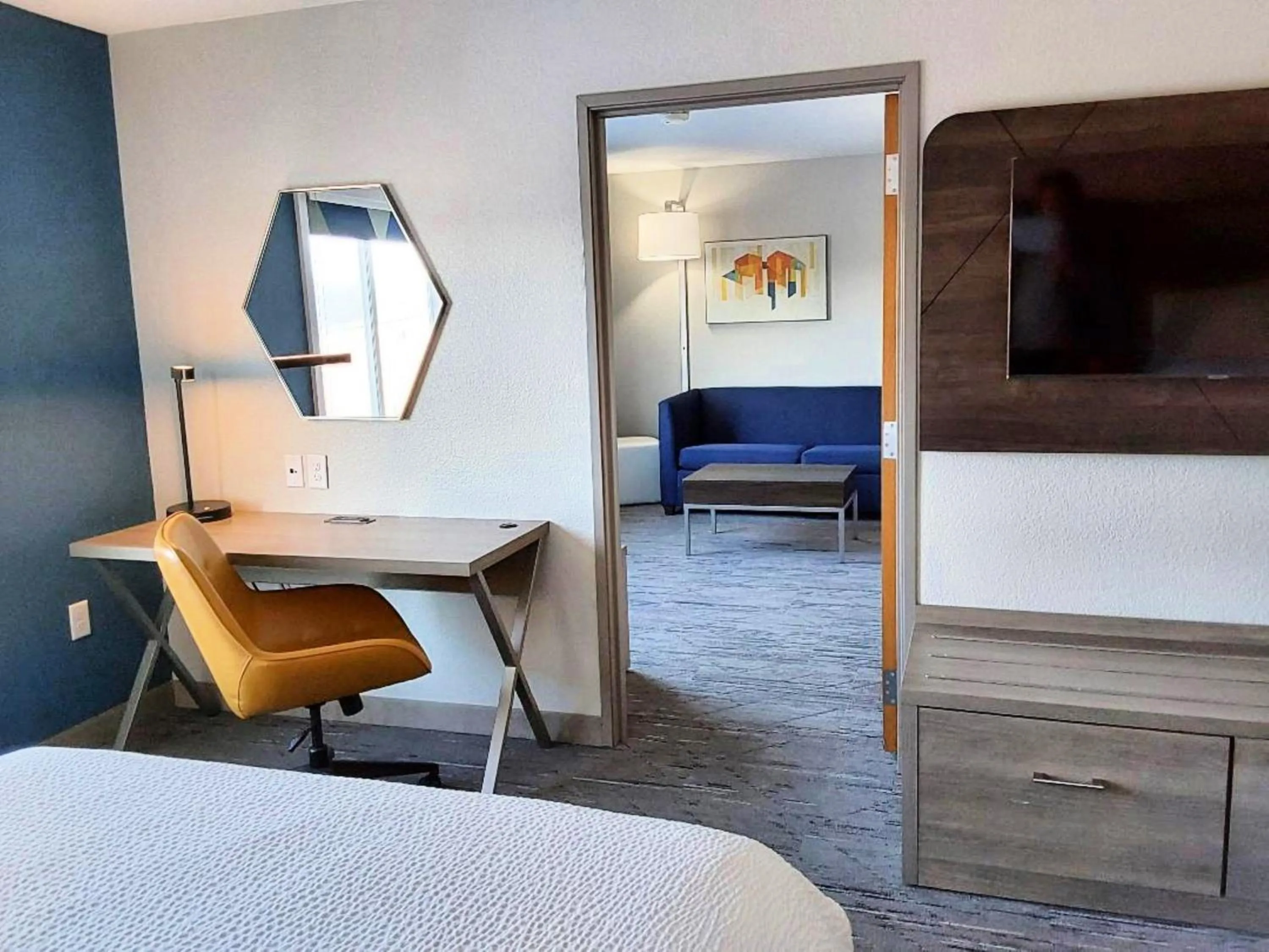 Photo of the whole room, Bed in Holiday Inn Express Hotel & Suites Antigo by IHG