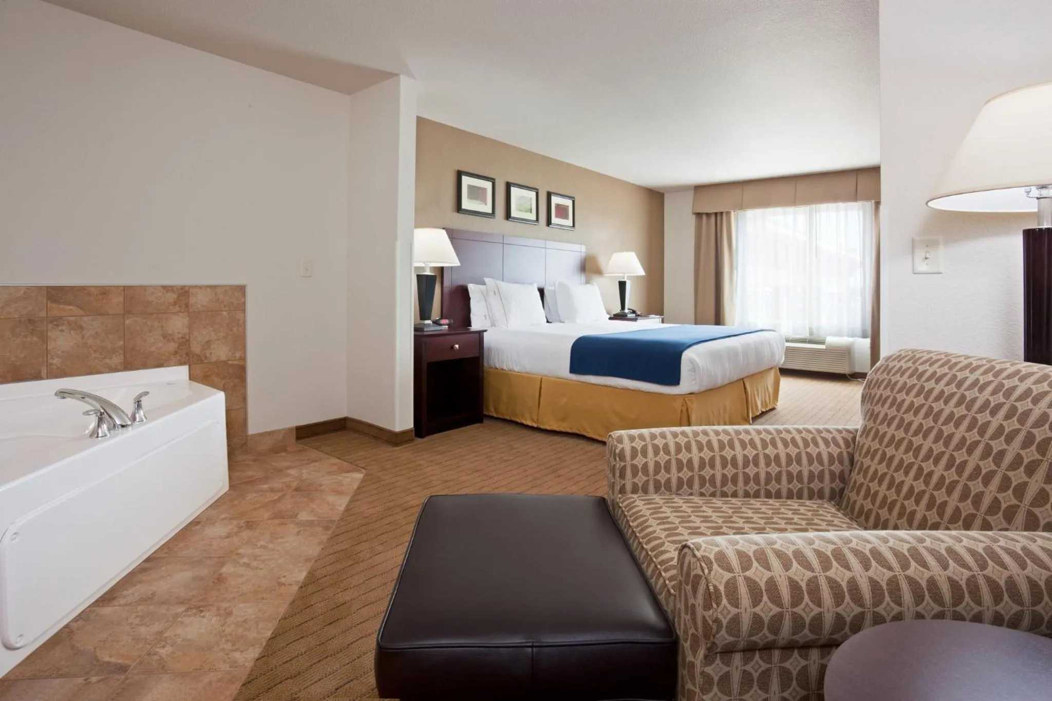 Bedroom, Bed in Holiday Inn Express Hotel & Suites Antigo by IHG
