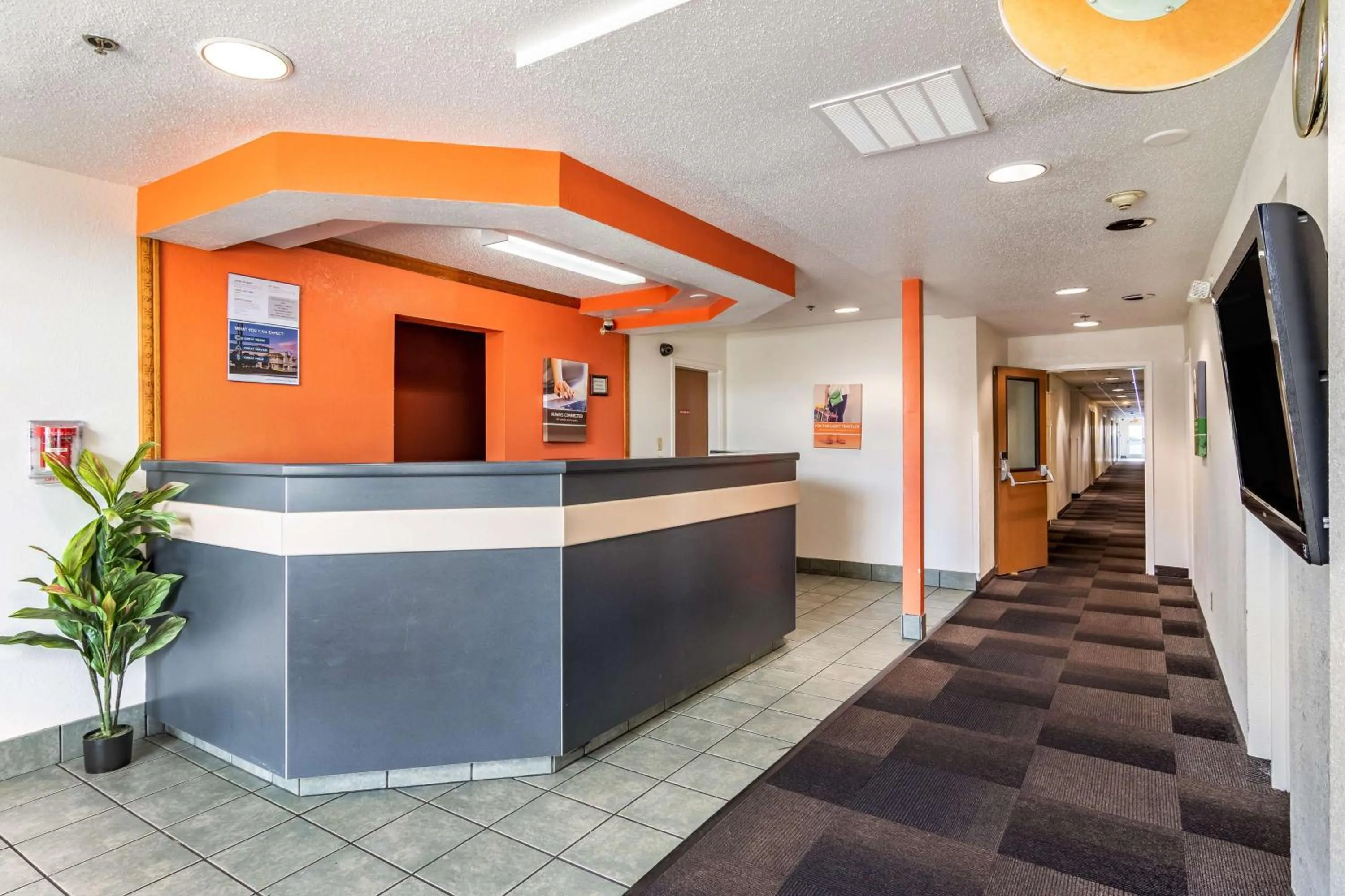 Communal lounge/ TV room in Motel 6 Chattanooga Downtown