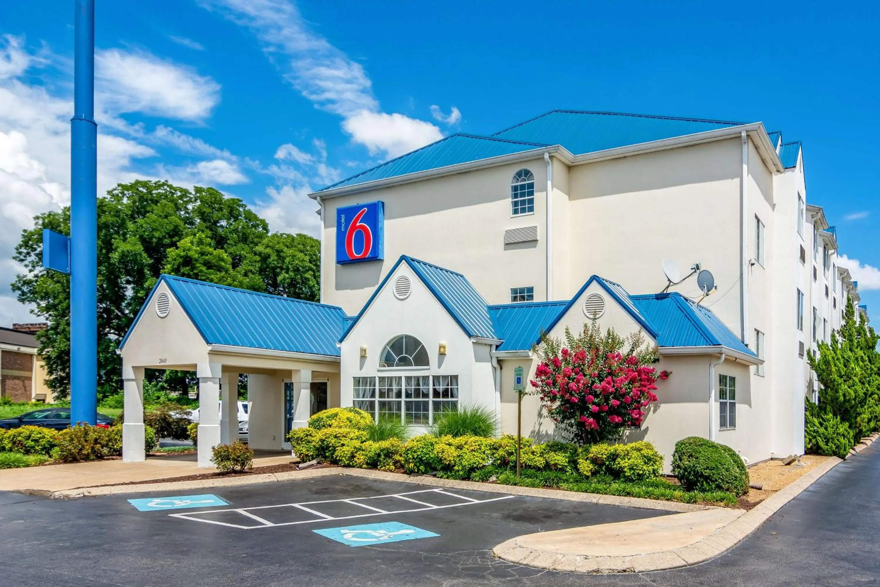 Property building in Motel 6 Chattanooga Downtown
