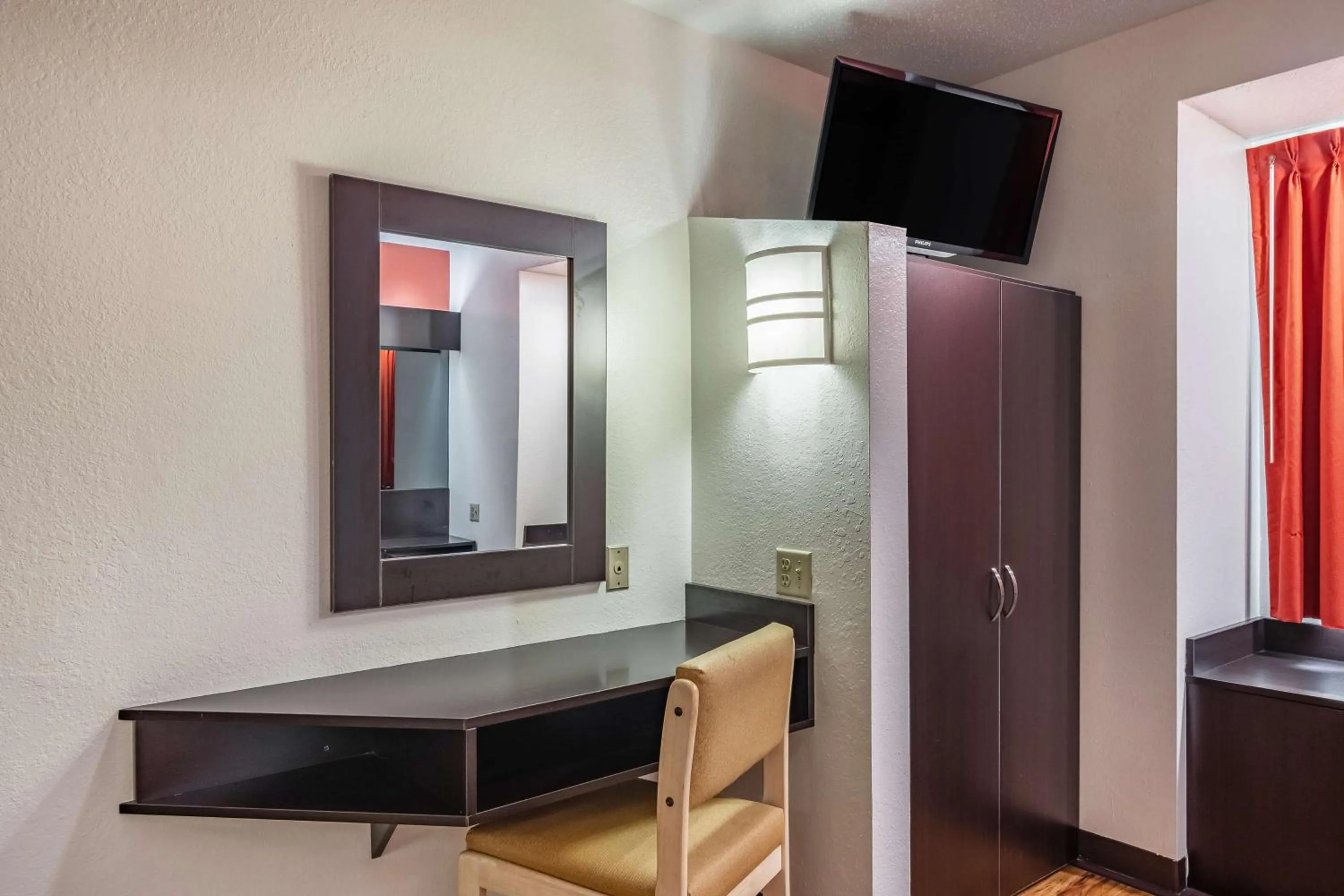 TV and multimedia in Motel 6 Chattanooga Downtown