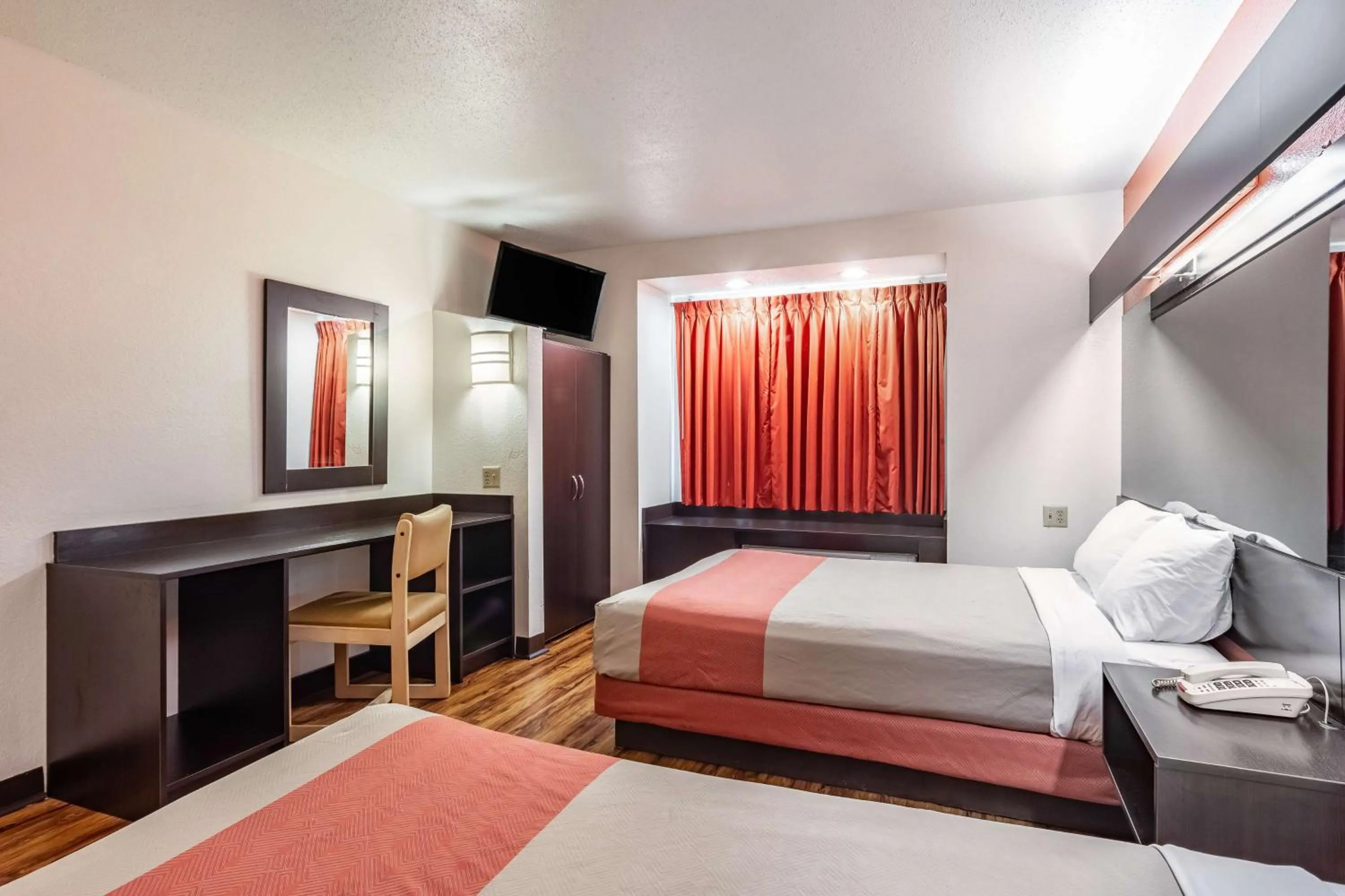 TV and multimedia, Bed in Motel 6 Chattanooga Downtown