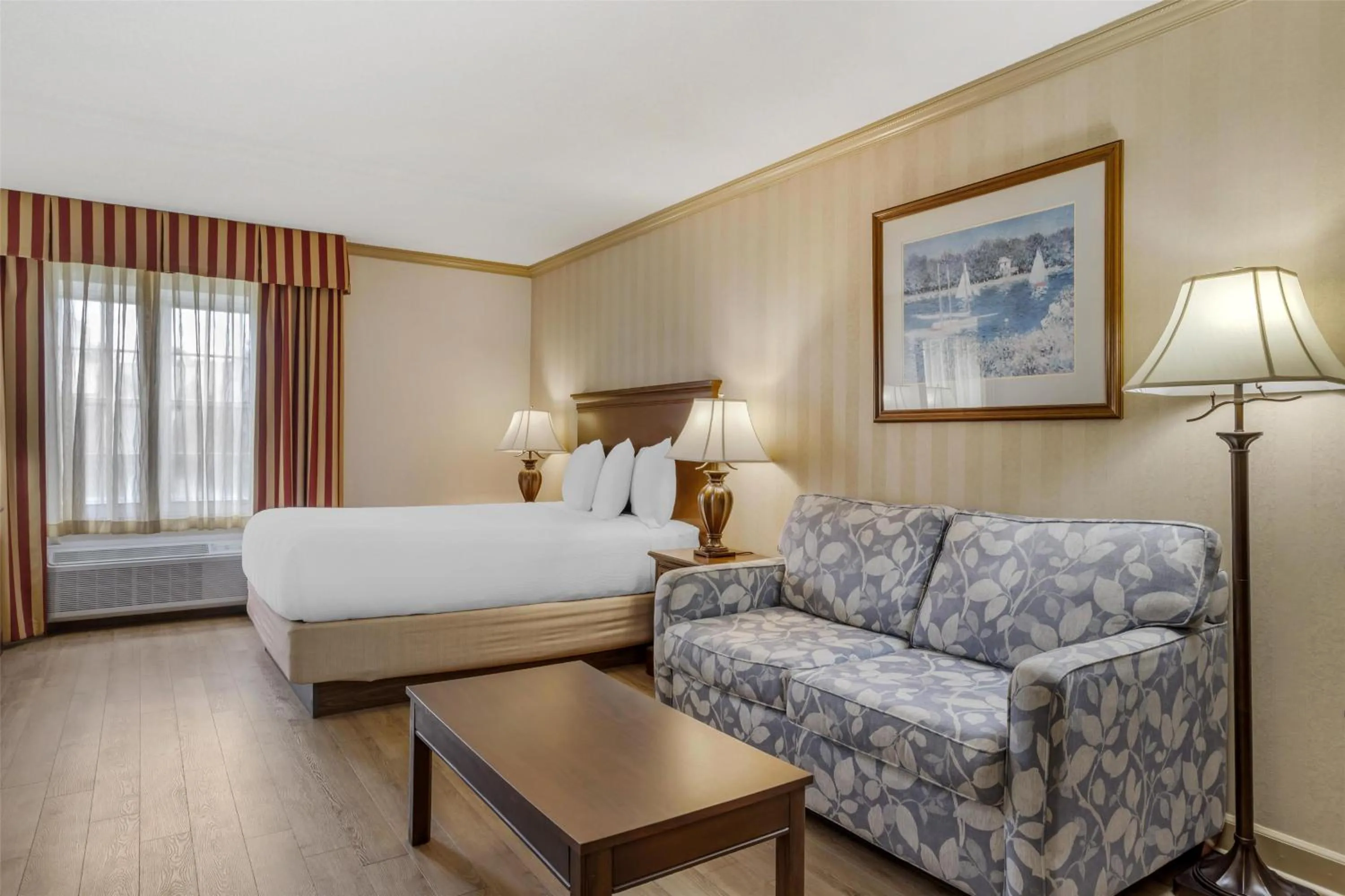 Bedroom, Bed in Best Western PLUS Morristown Inn-Florham Park