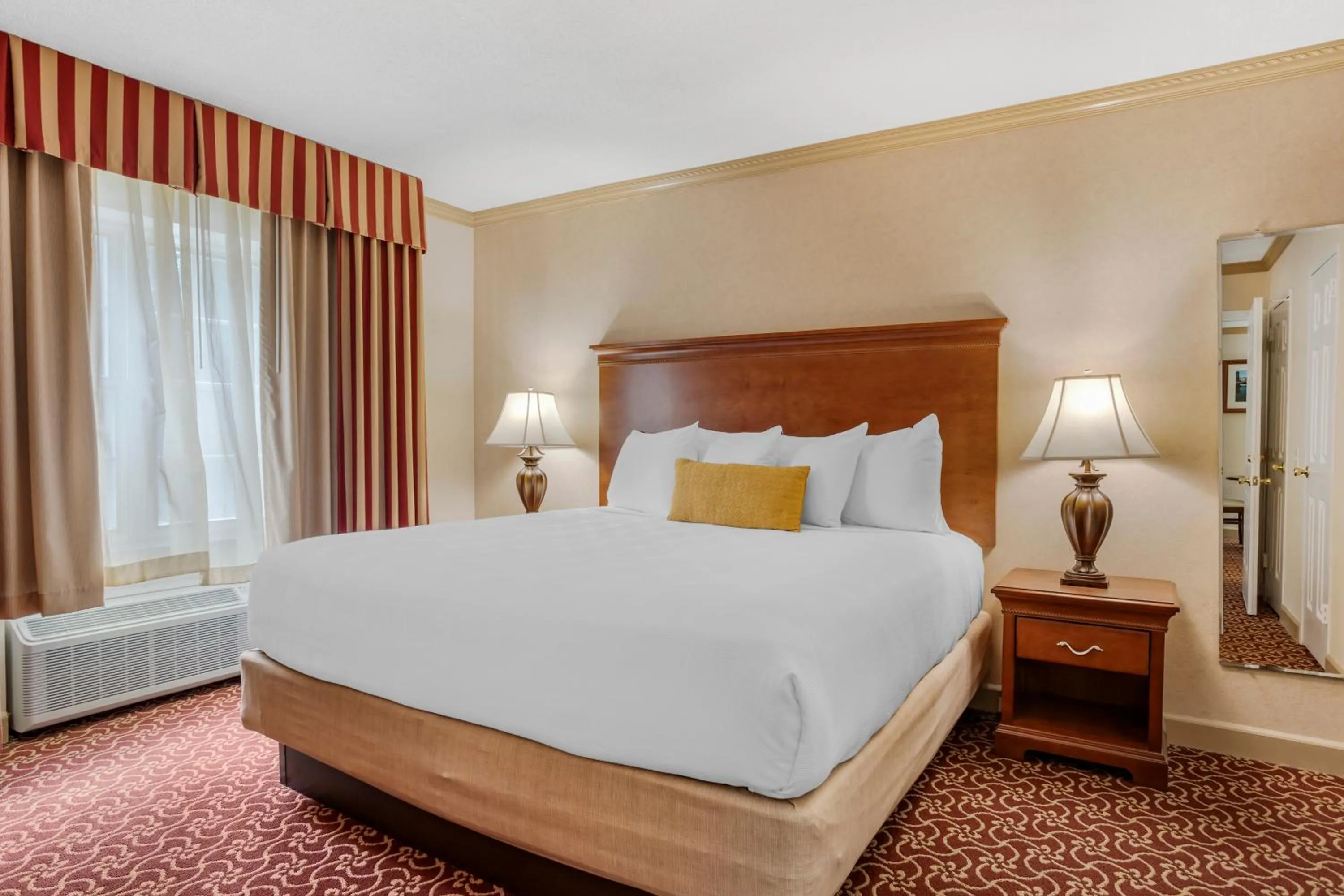 Bedroom, Bed in Best Western PLUS Morristown Inn-Florham Park