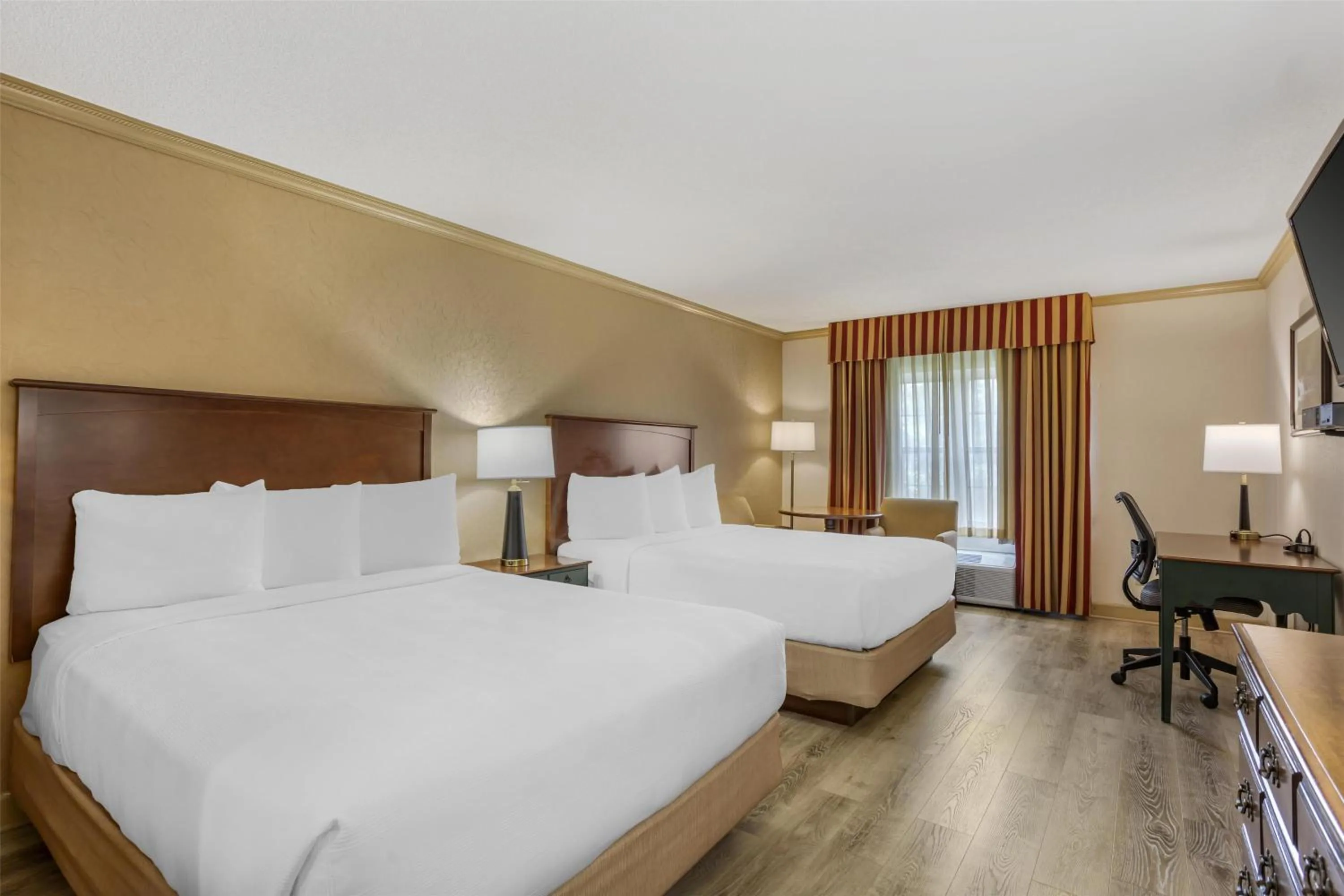 Bedroom, Bed in Best Western PLUS Morristown Inn-Florham Park