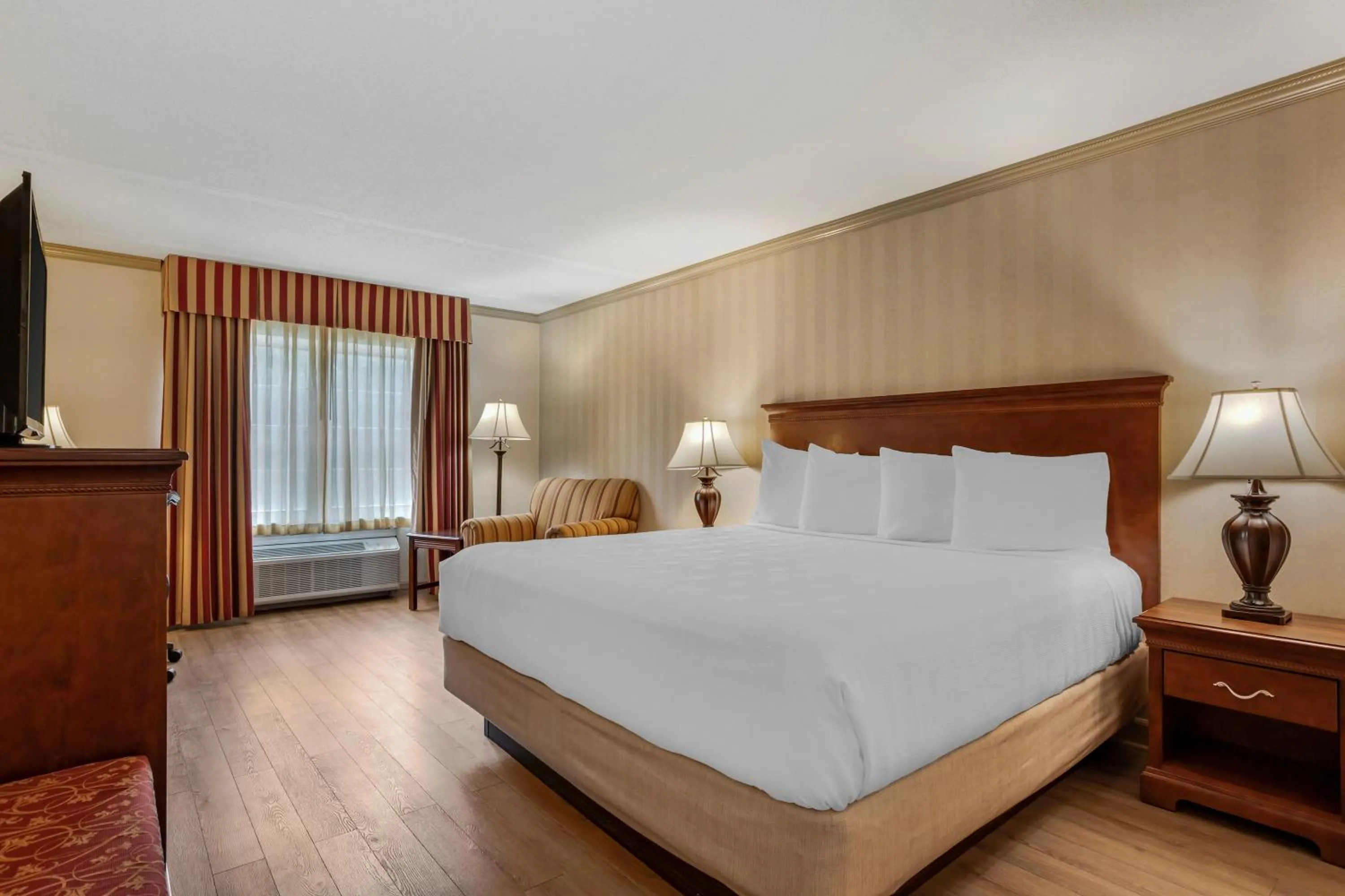 Bedroom, Bed in Best Western PLUS Morristown Inn-Florham Park