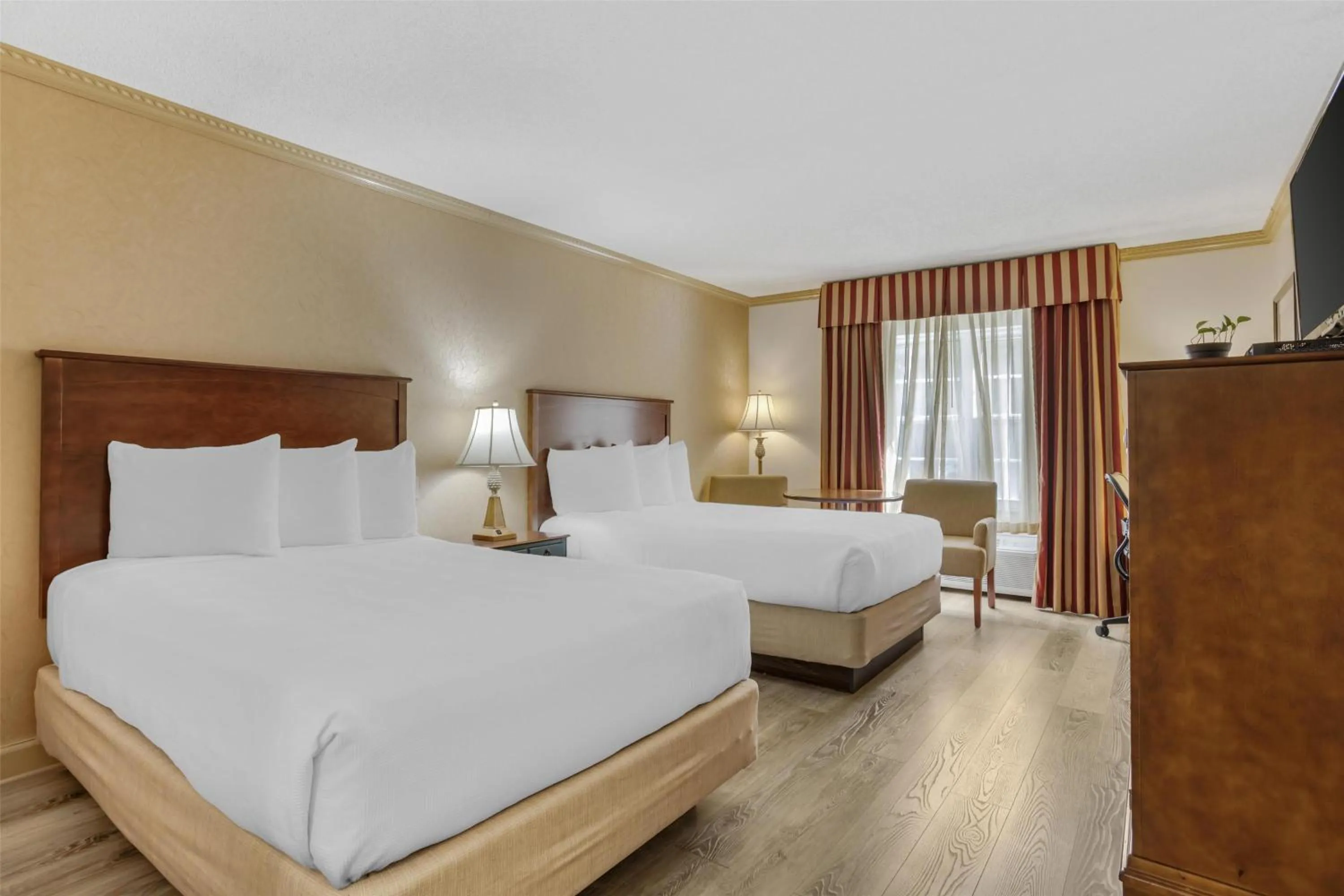 Bedroom, Bed in Best Western PLUS Morristown Inn-Florham Park