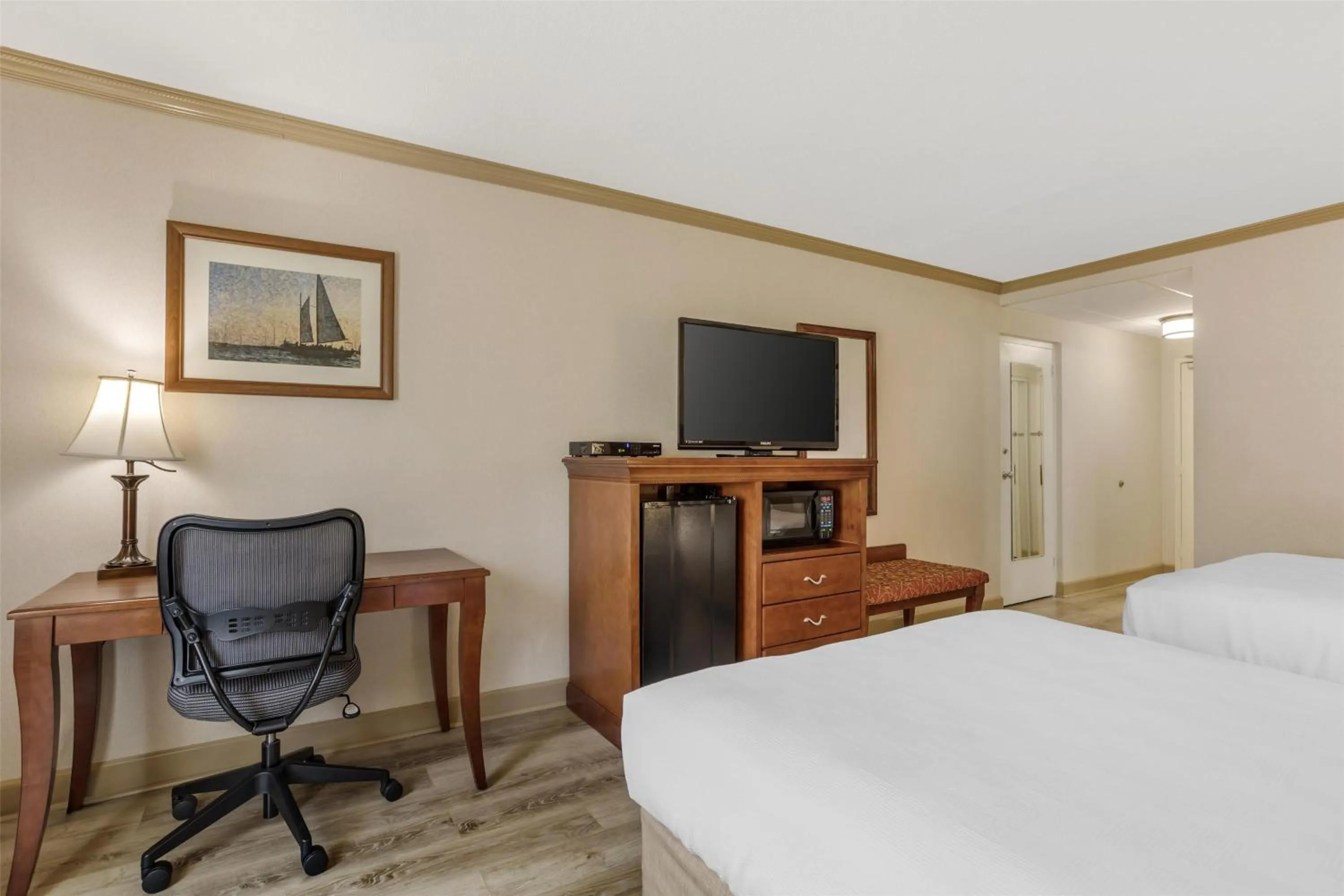 Bedroom, Bed in Best Western PLUS Morristown Inn-Florham Park