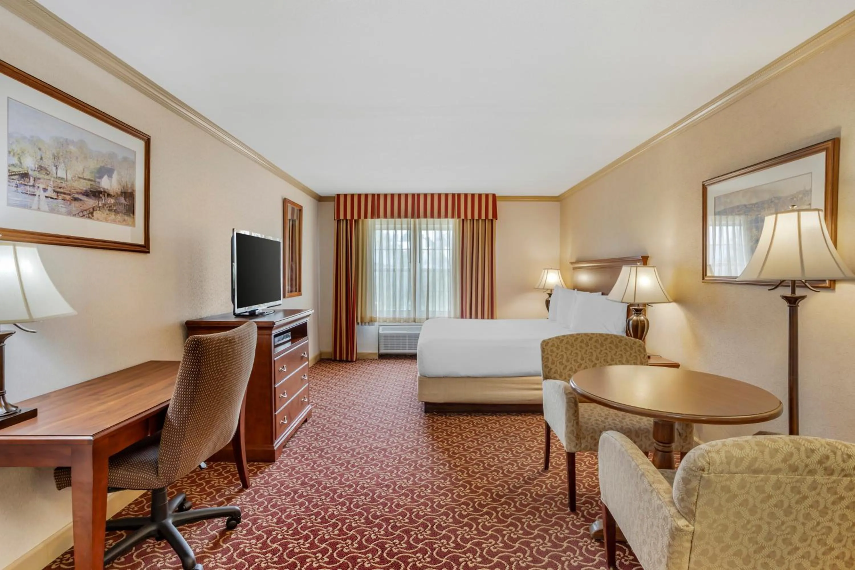 Bedroom, Bed in Best Western PLUS Morristown Inn-Florham Park