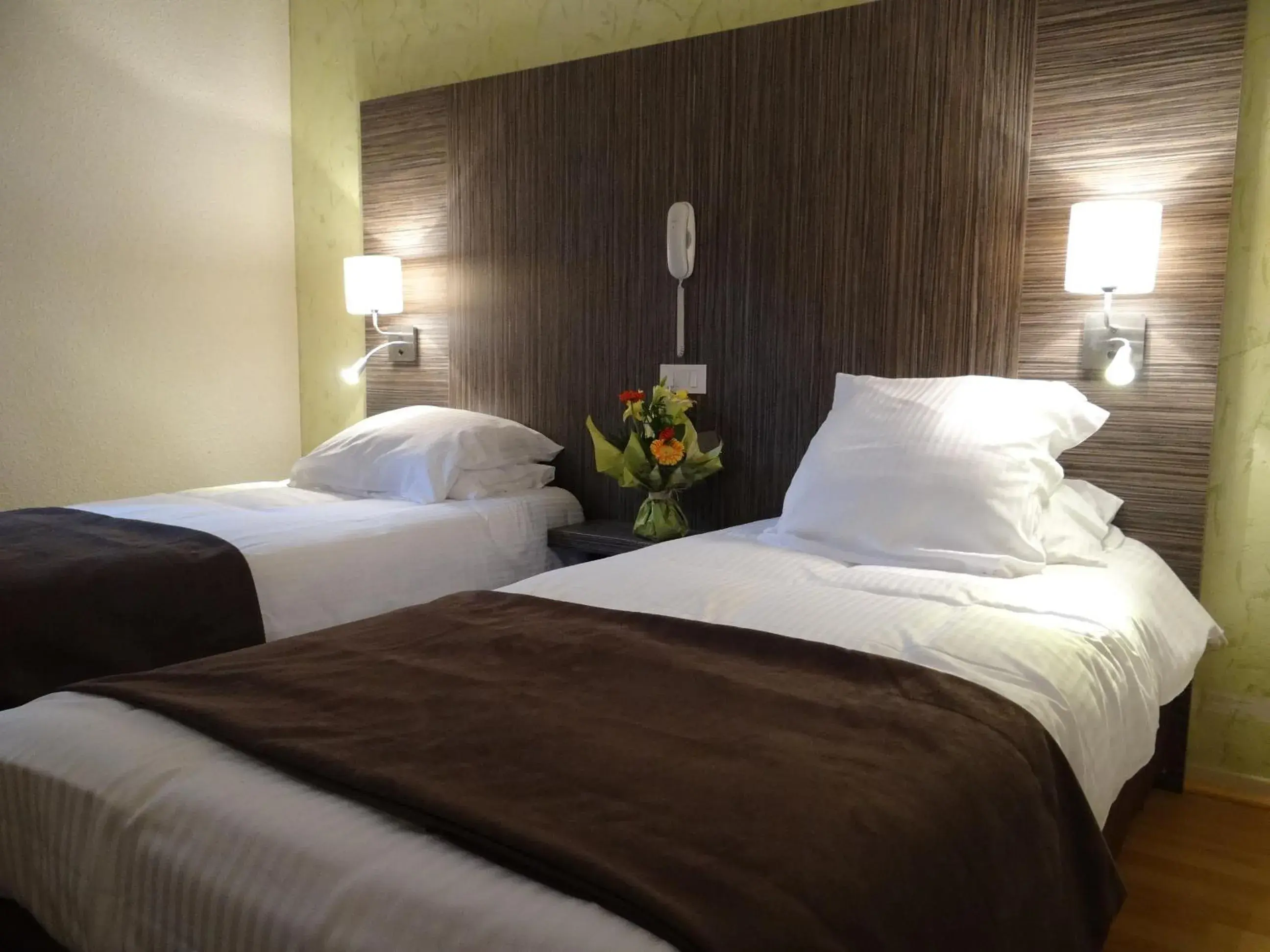 Twin Room in Hotel Restaurant des Thermes Twin Room in Hotel Restaurant des Thermes