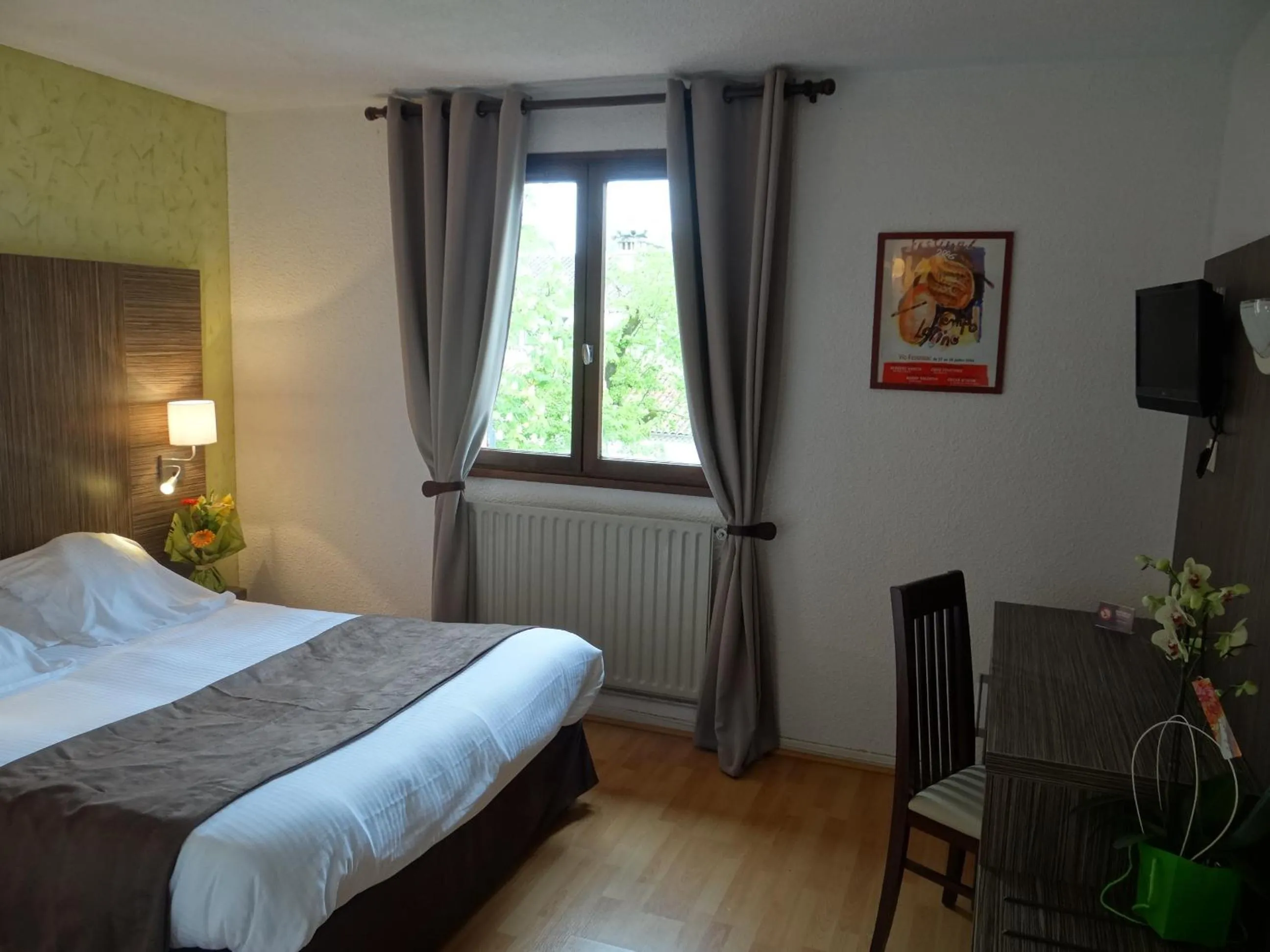 Bedroom, Bed in Hotel Restaurant des Thermes