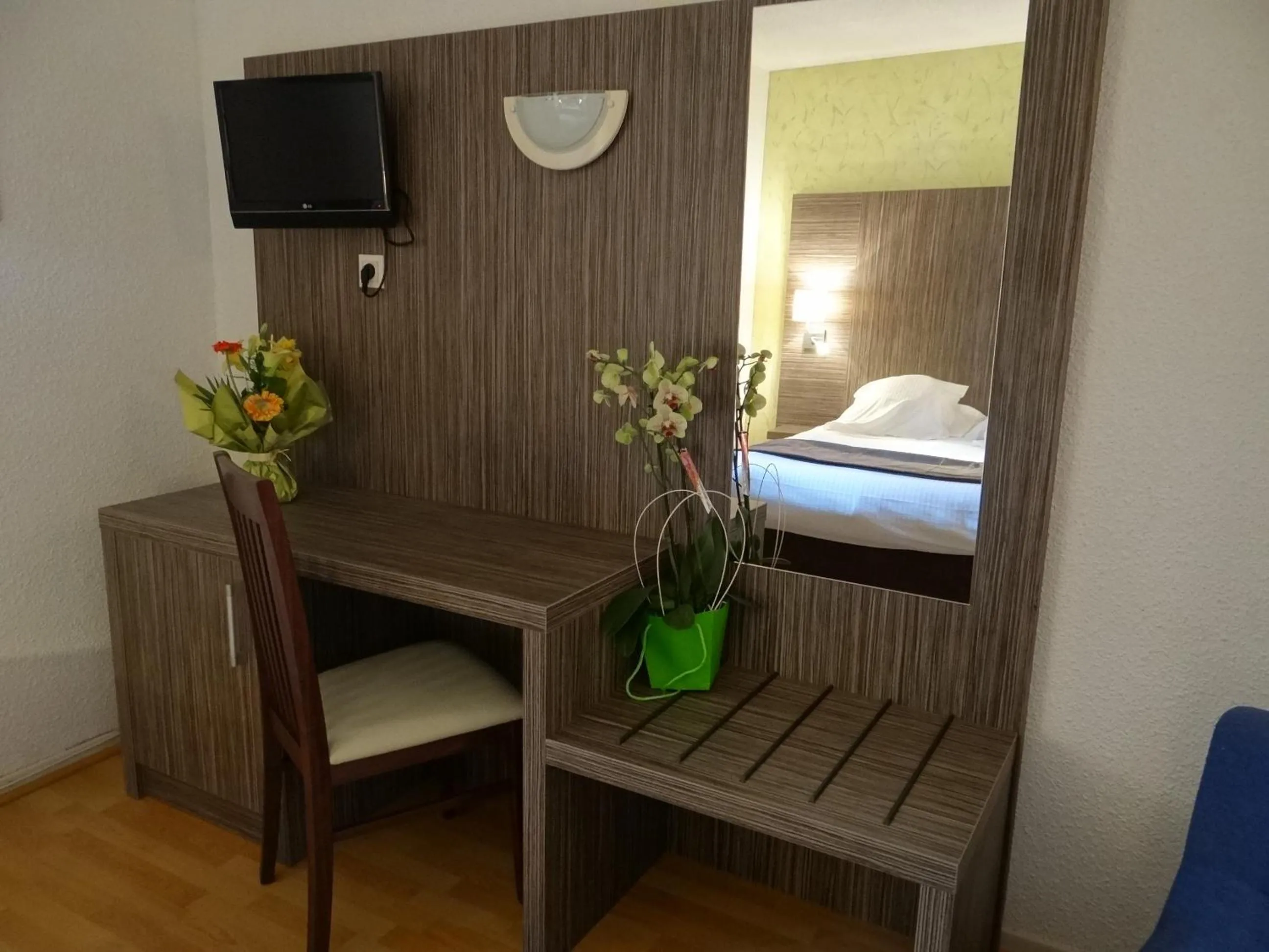 Photo of the whole room, Bed in Hotel Restaurant des Thermes