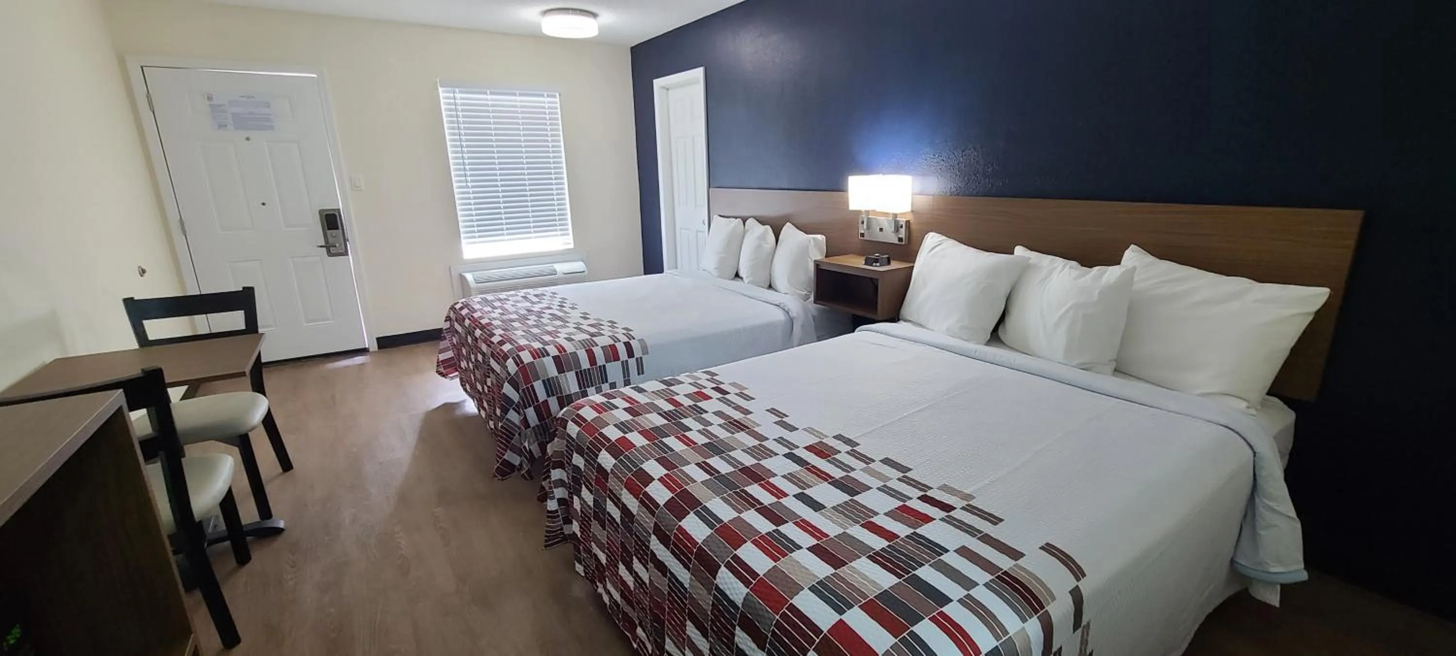 Bedroom, Bed in Red Roof Inn Byron