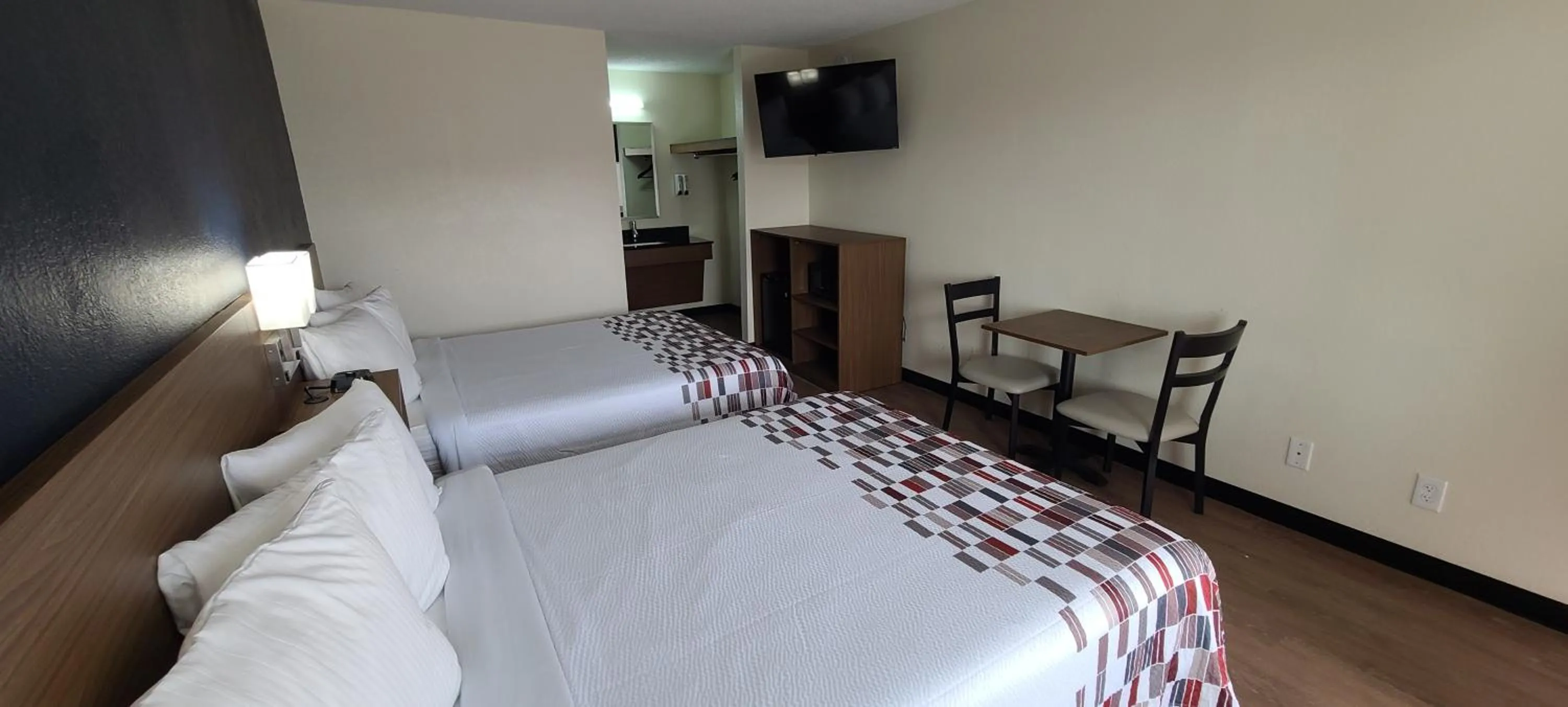 Bedroom, Bed in Red Roof Inn Byron