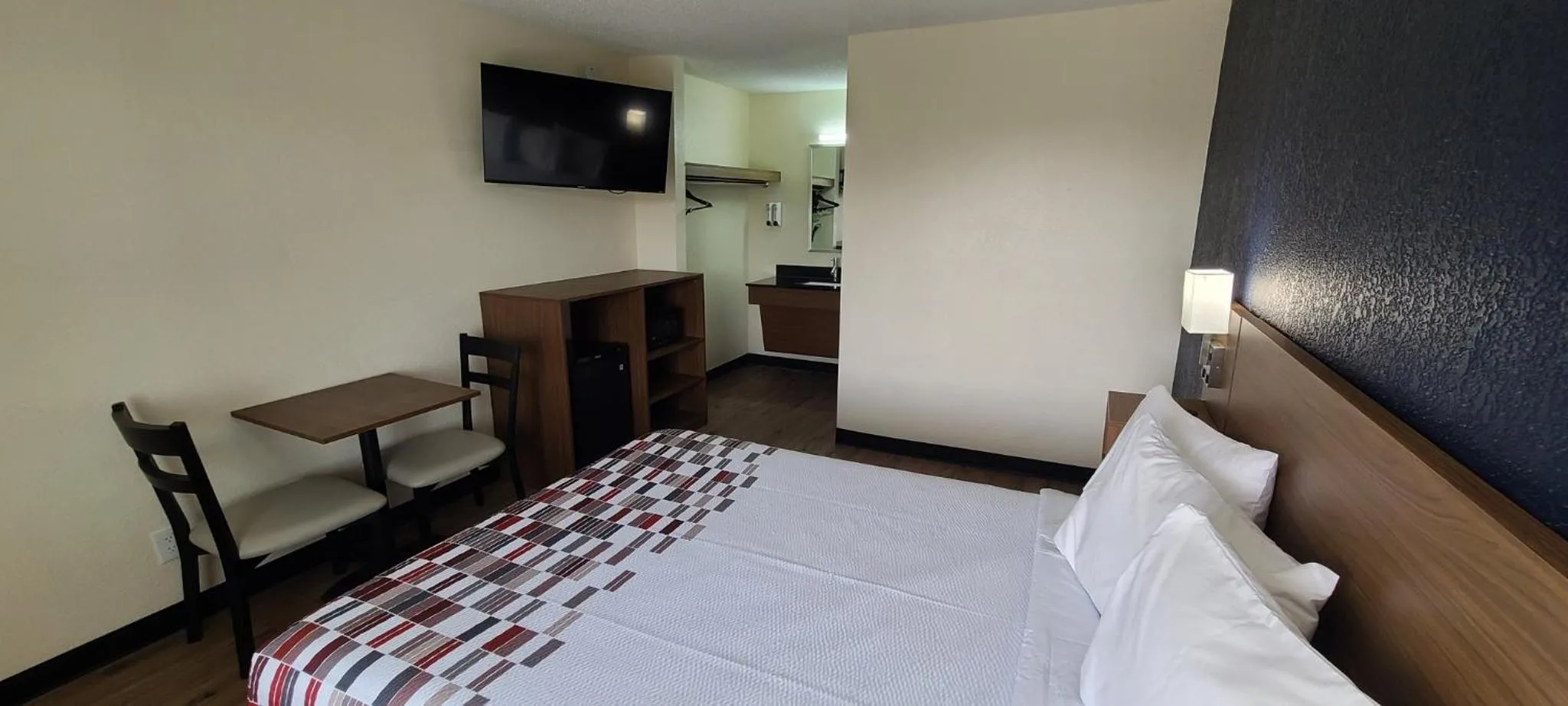 Photo of the whole room, Bed in Red Roof Inn Byron