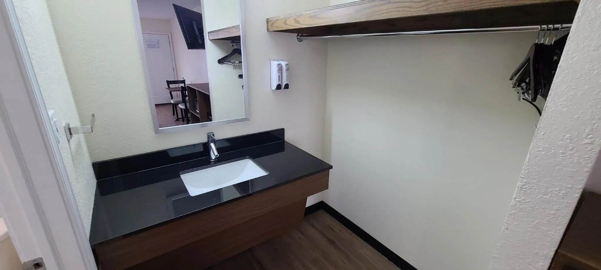 Bathroom in Red Roof Inn Byron