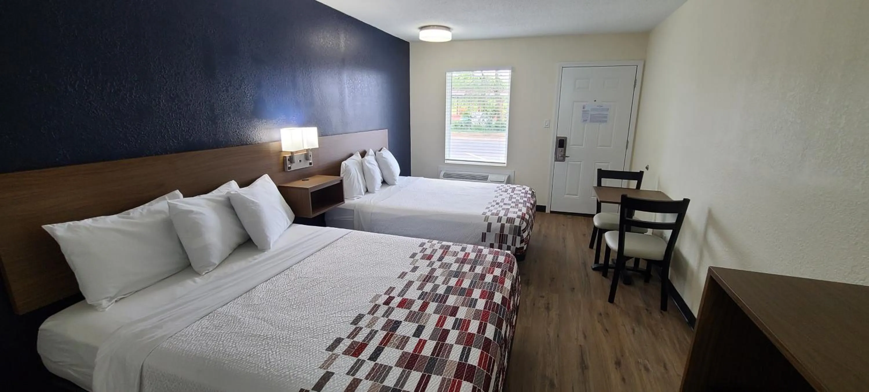 Bedroom, Bed in Red Roof Inn Byron