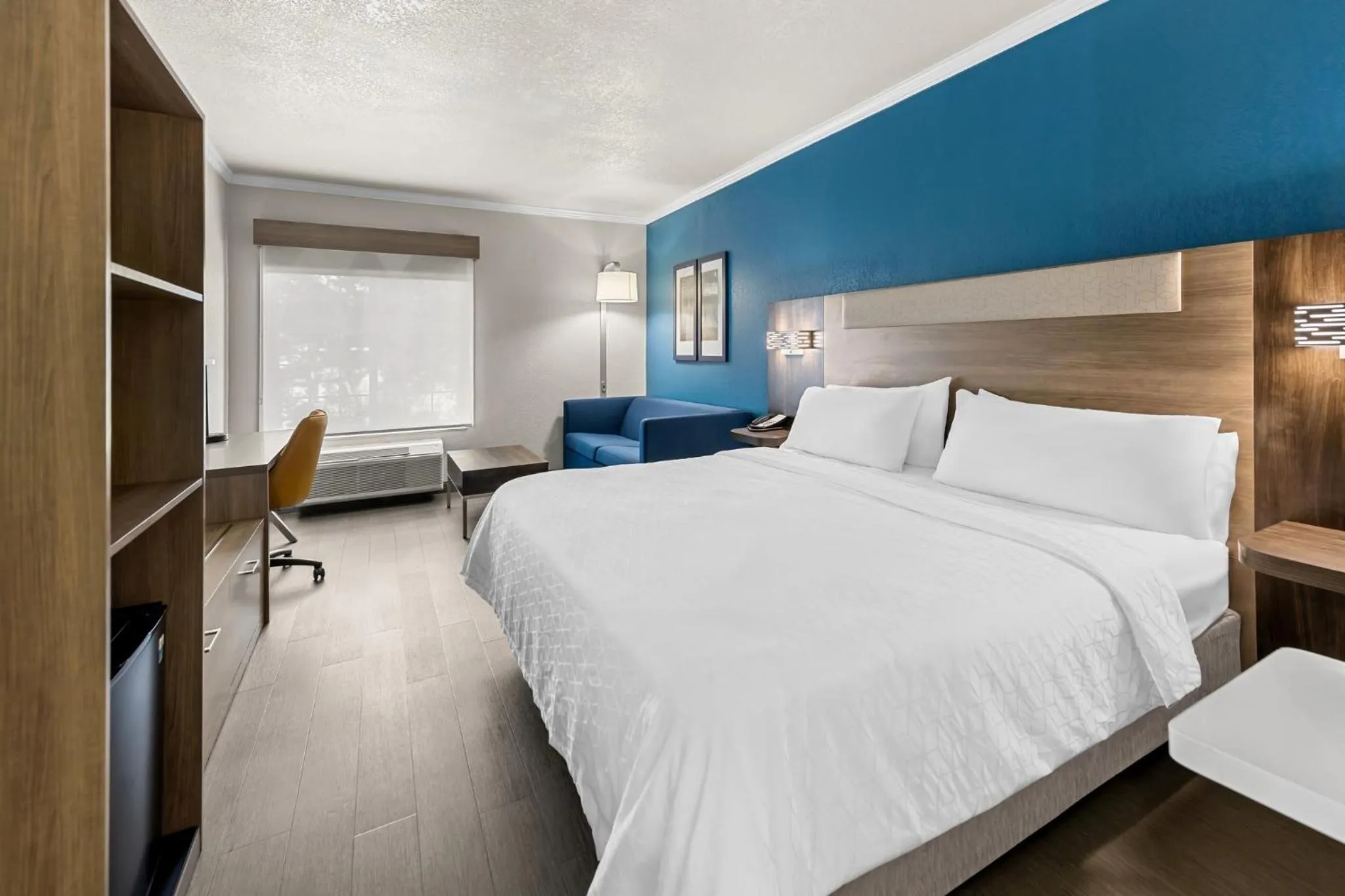 Photo of the whole room, Bed in Holiday Inn Express Saint Simons Island by IHG