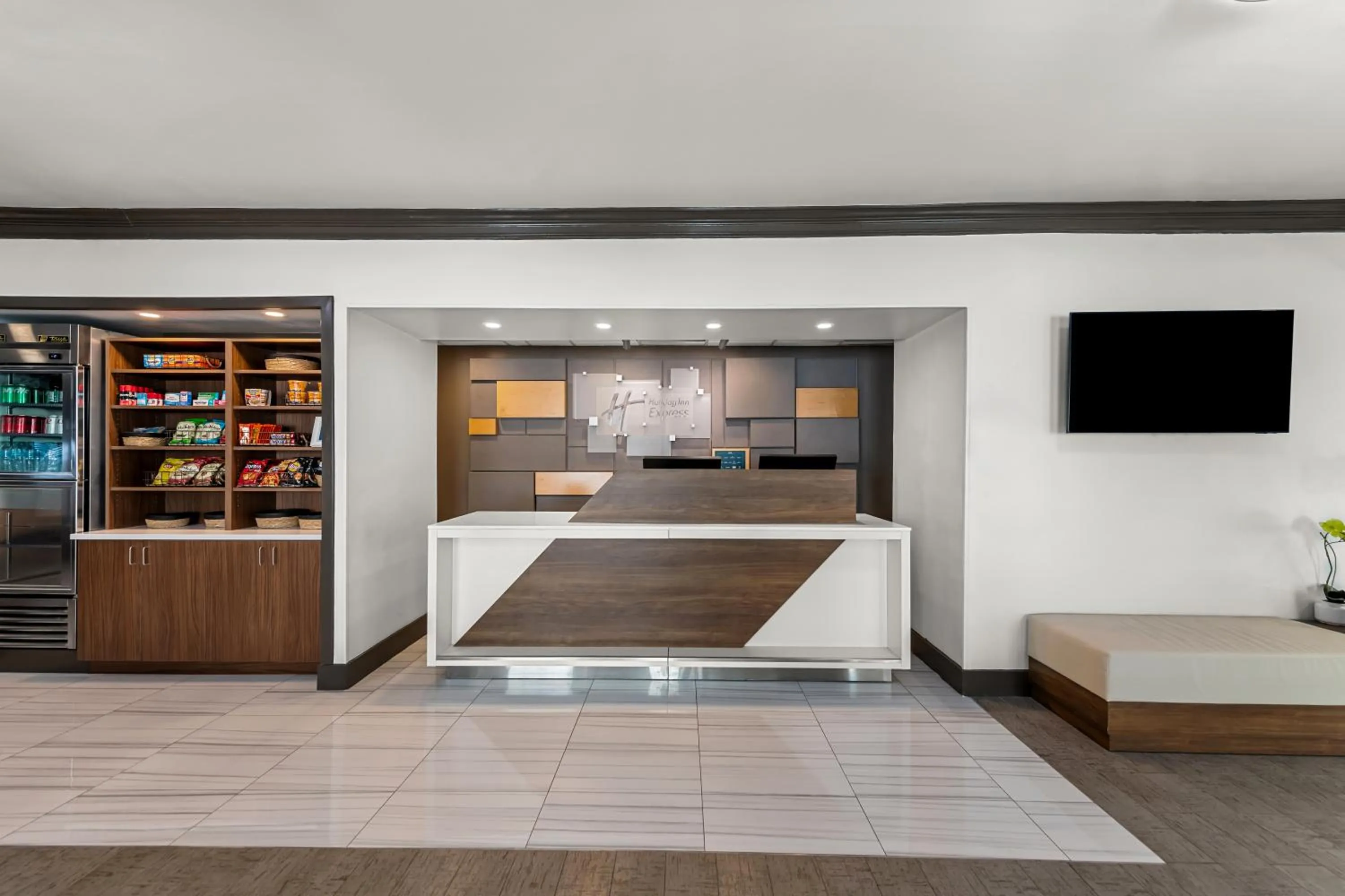 Lobby or reception in Holiday Inn Express Saint Simons Island by IHG