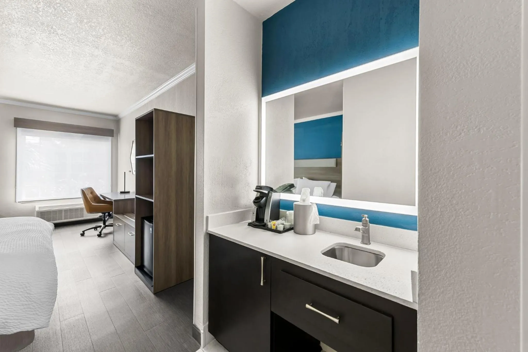 Photo of the whole room, Bed in Holiday Inn Express Saint Simons Island by IHG