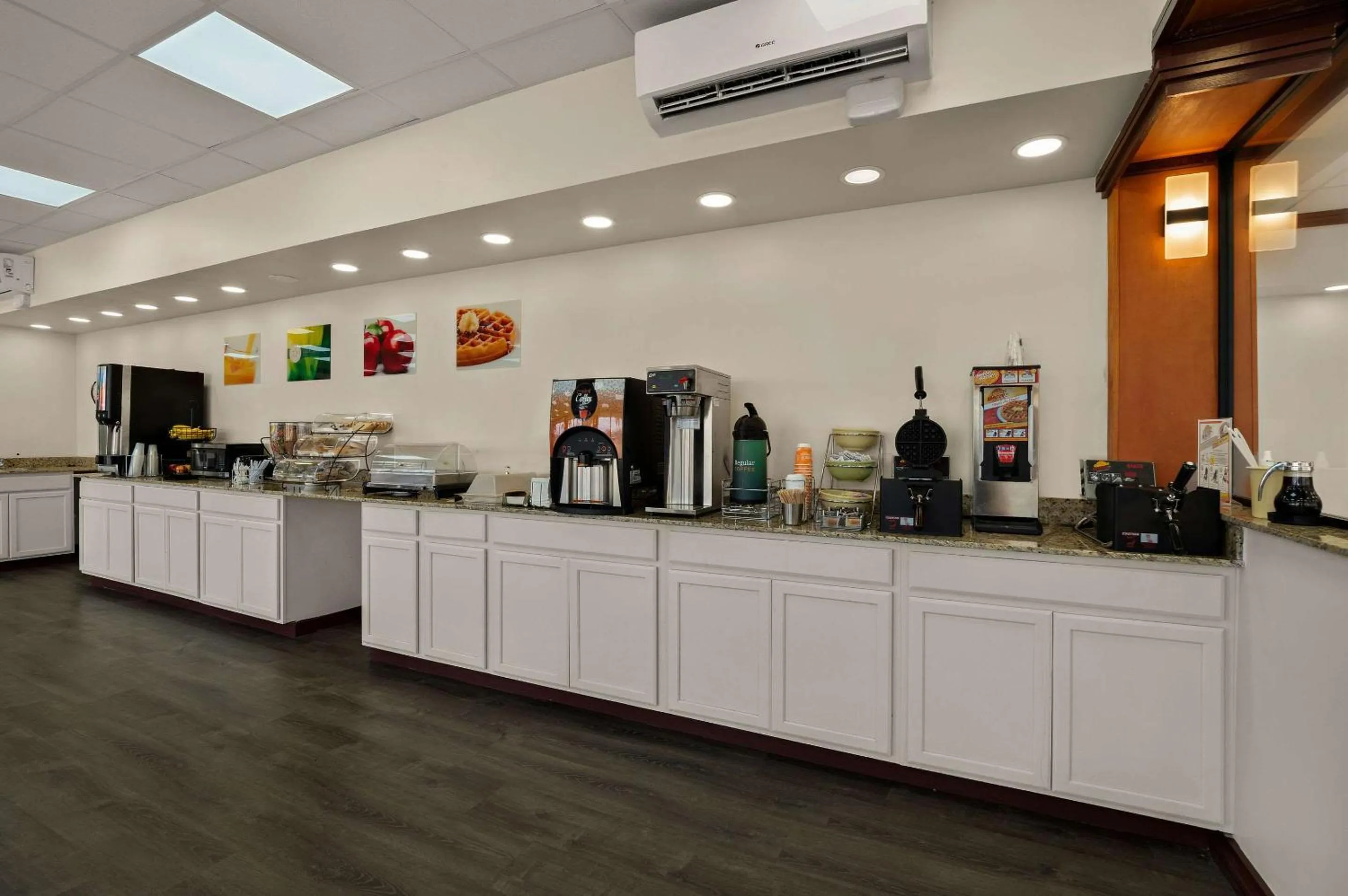 Breakfast in Econo Lodge