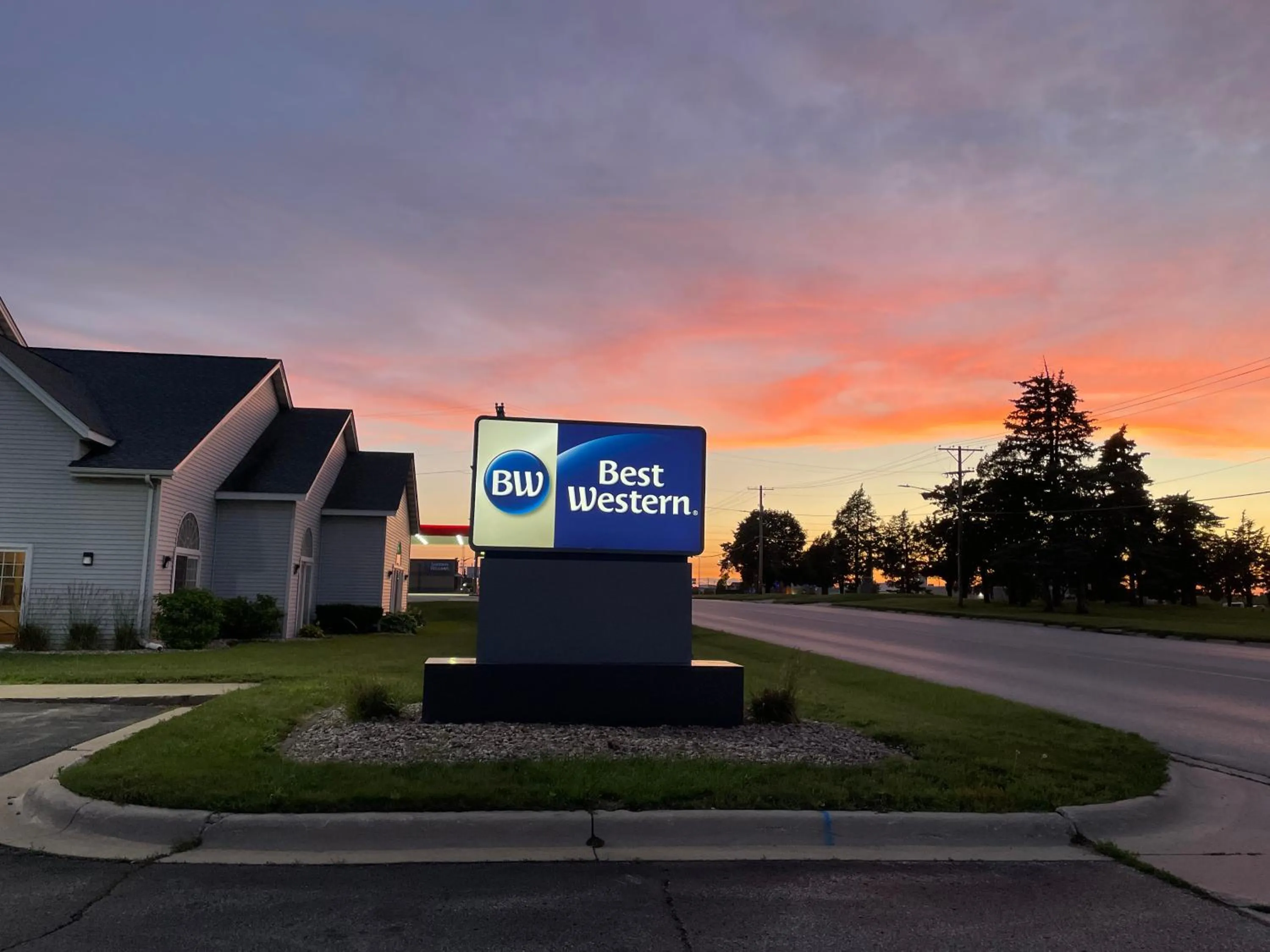 Property building in Best Western Harmony Inn Fort Dodge Iowa