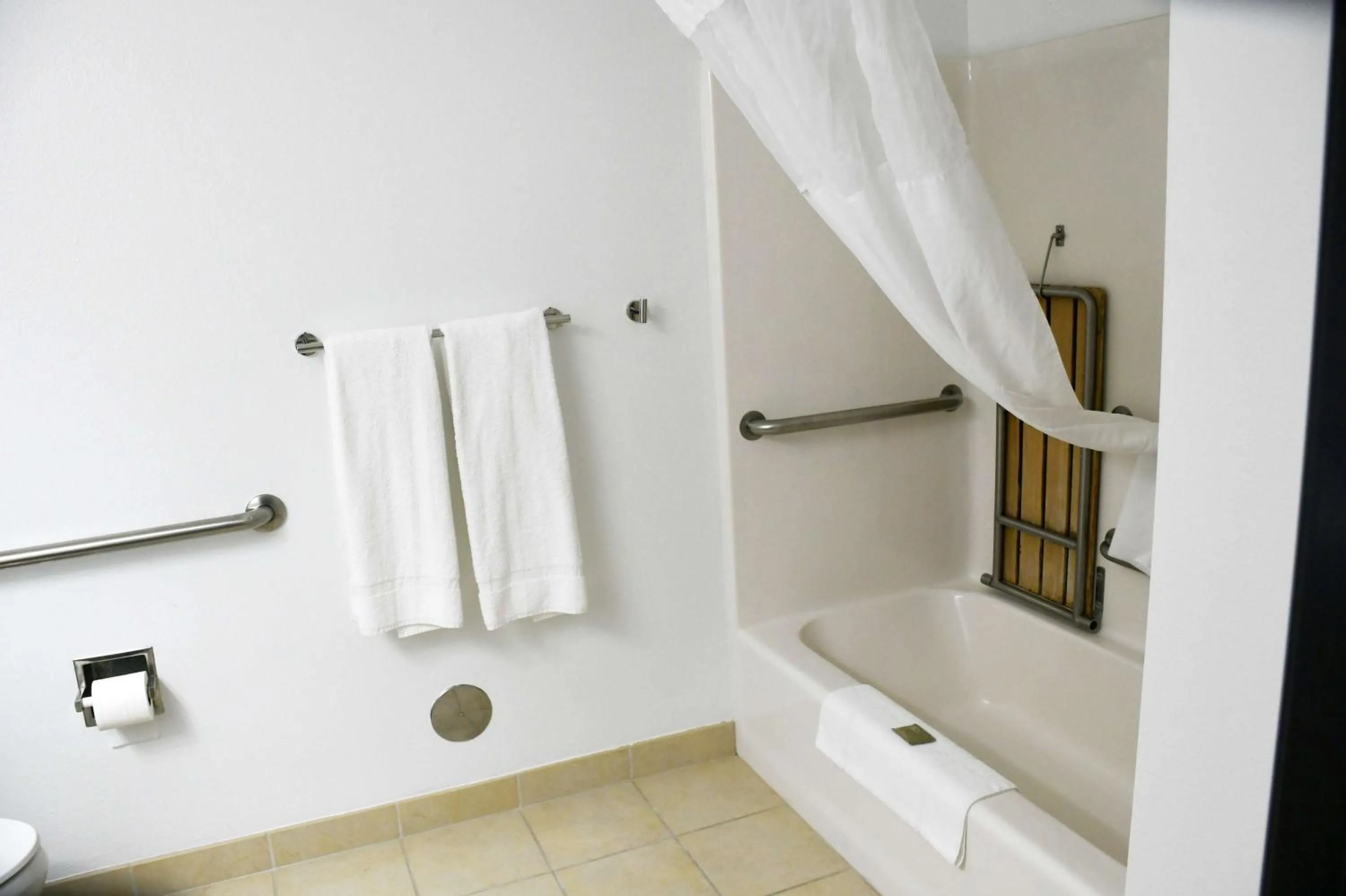 Bathroom in Best Western Harmony Inn Fort Dodge Iowa