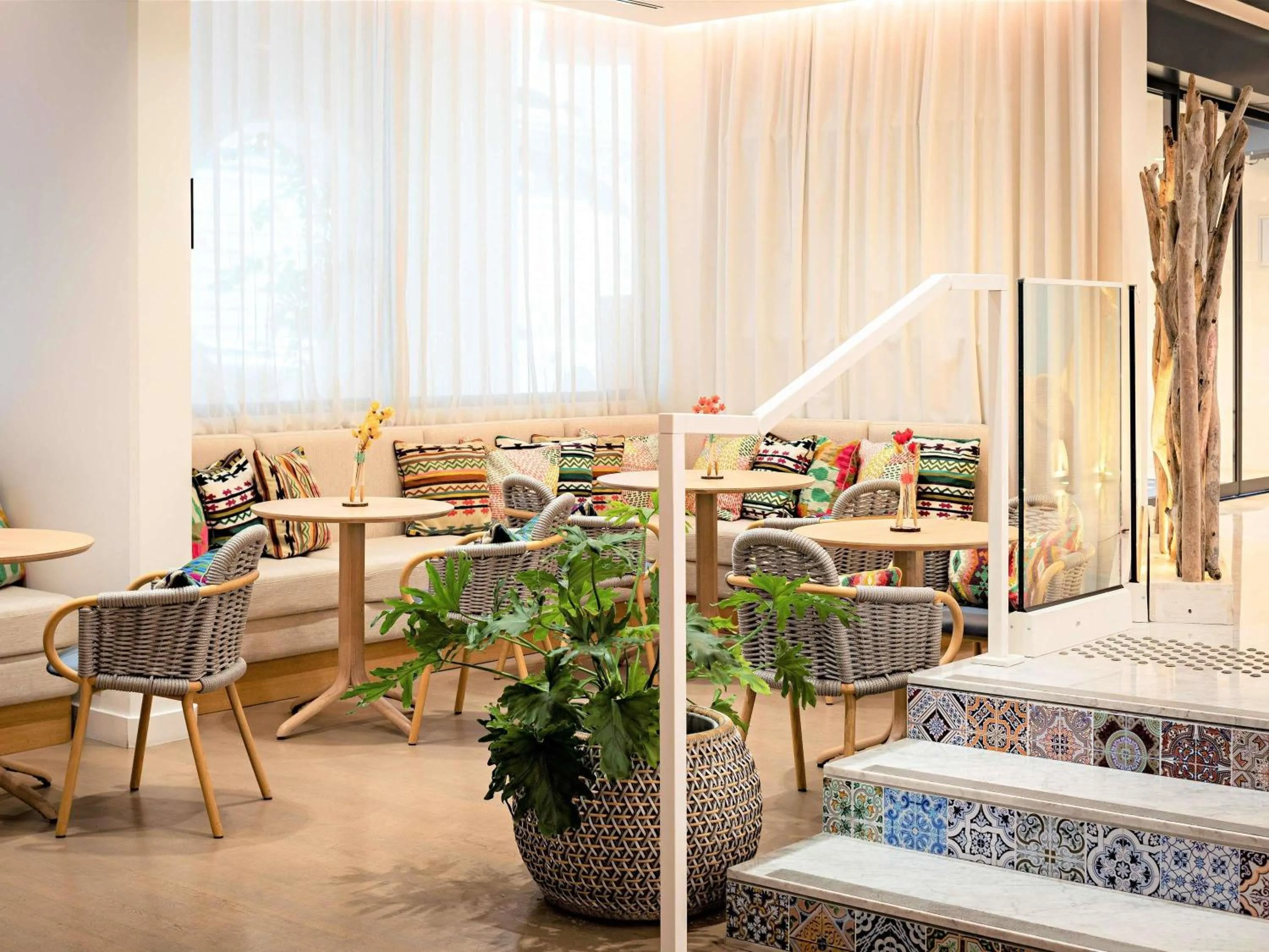 Lounge or bar in Croisette Beach Hotel Cannes - MGallery Collection