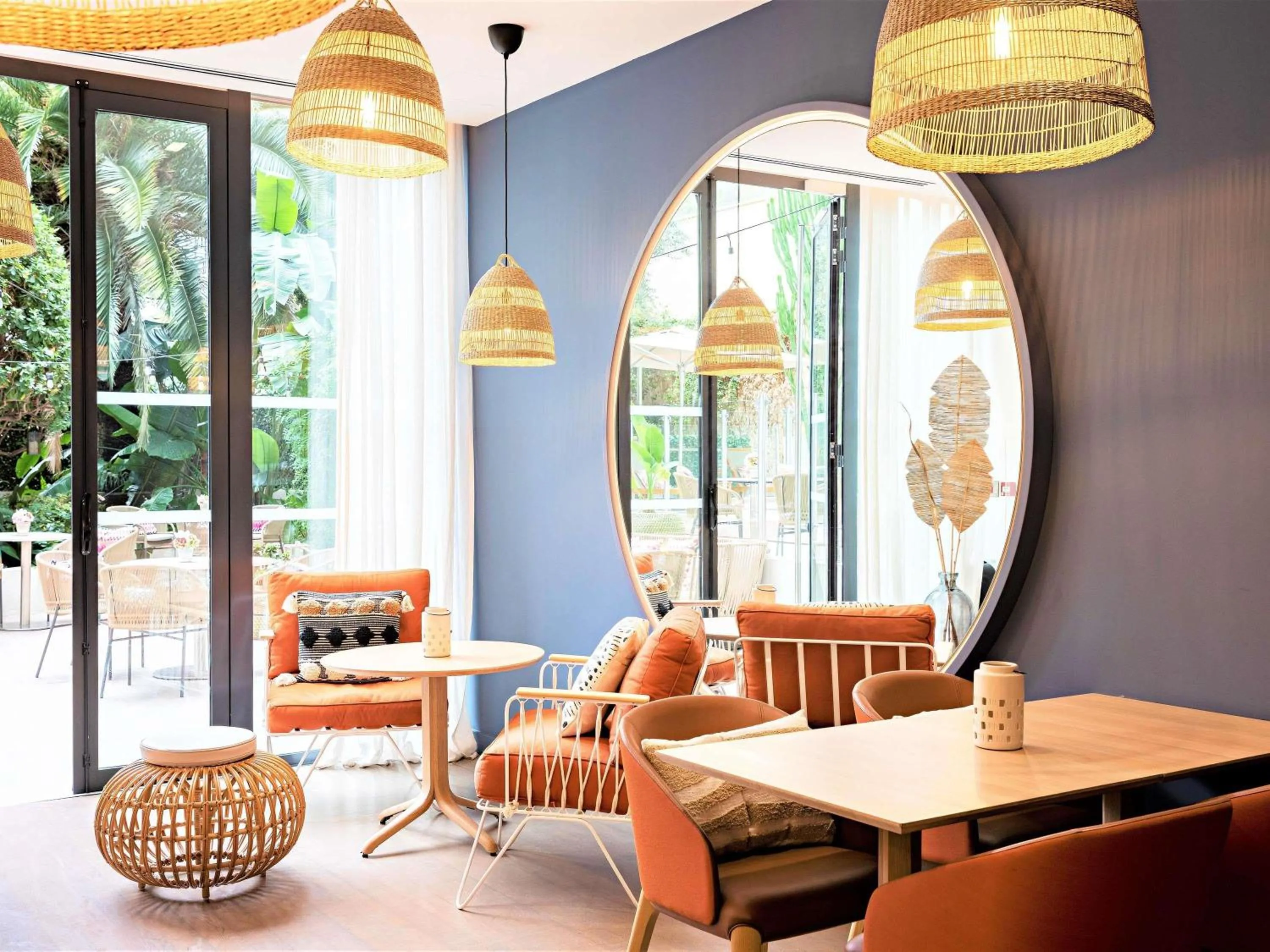 Lounge or bar in Croisette Beach Hotel Cannes - MGallery Collection