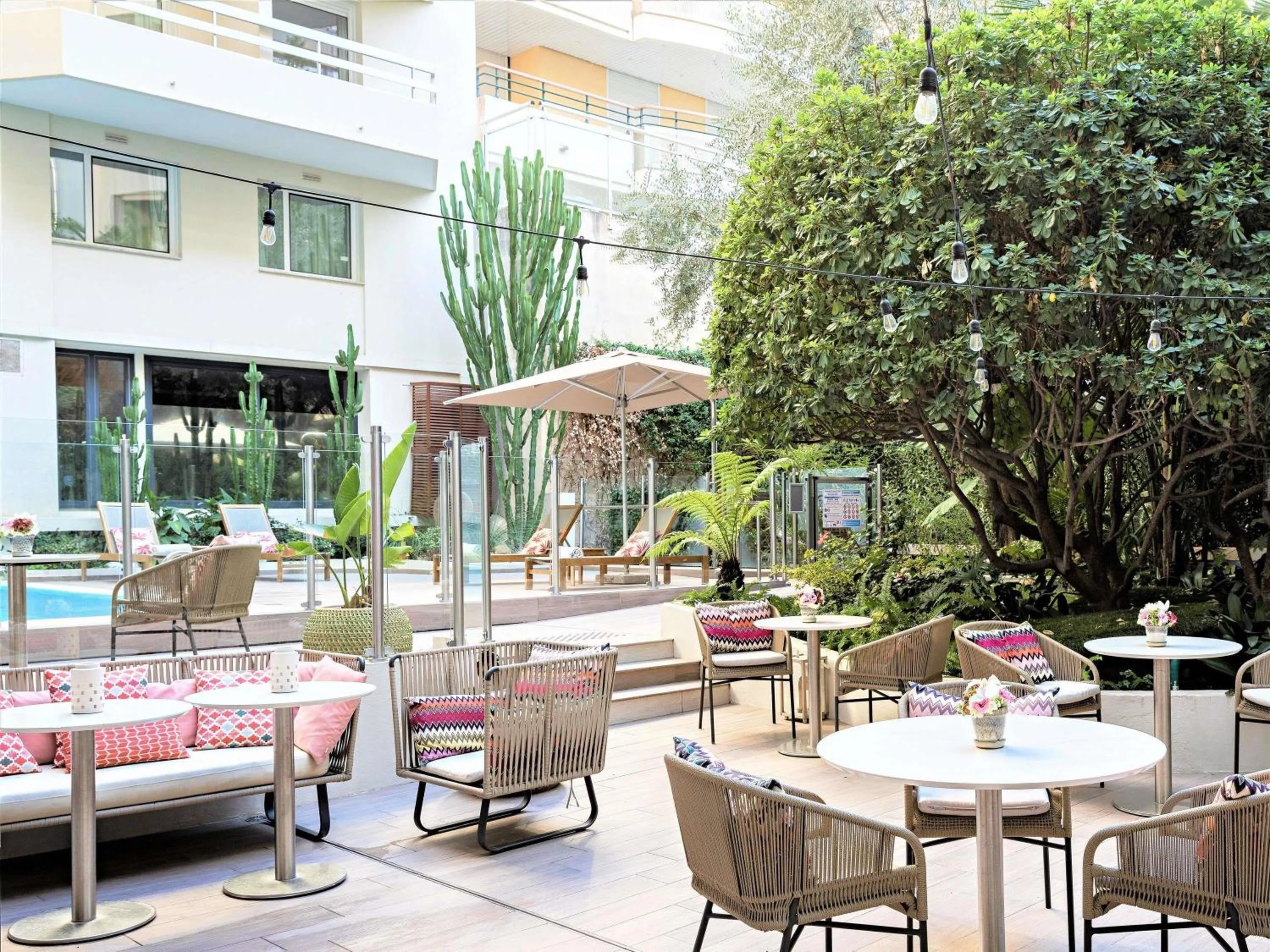 Lounge or bar in Croisette Beach Hotel Cannes - MGallery Collection