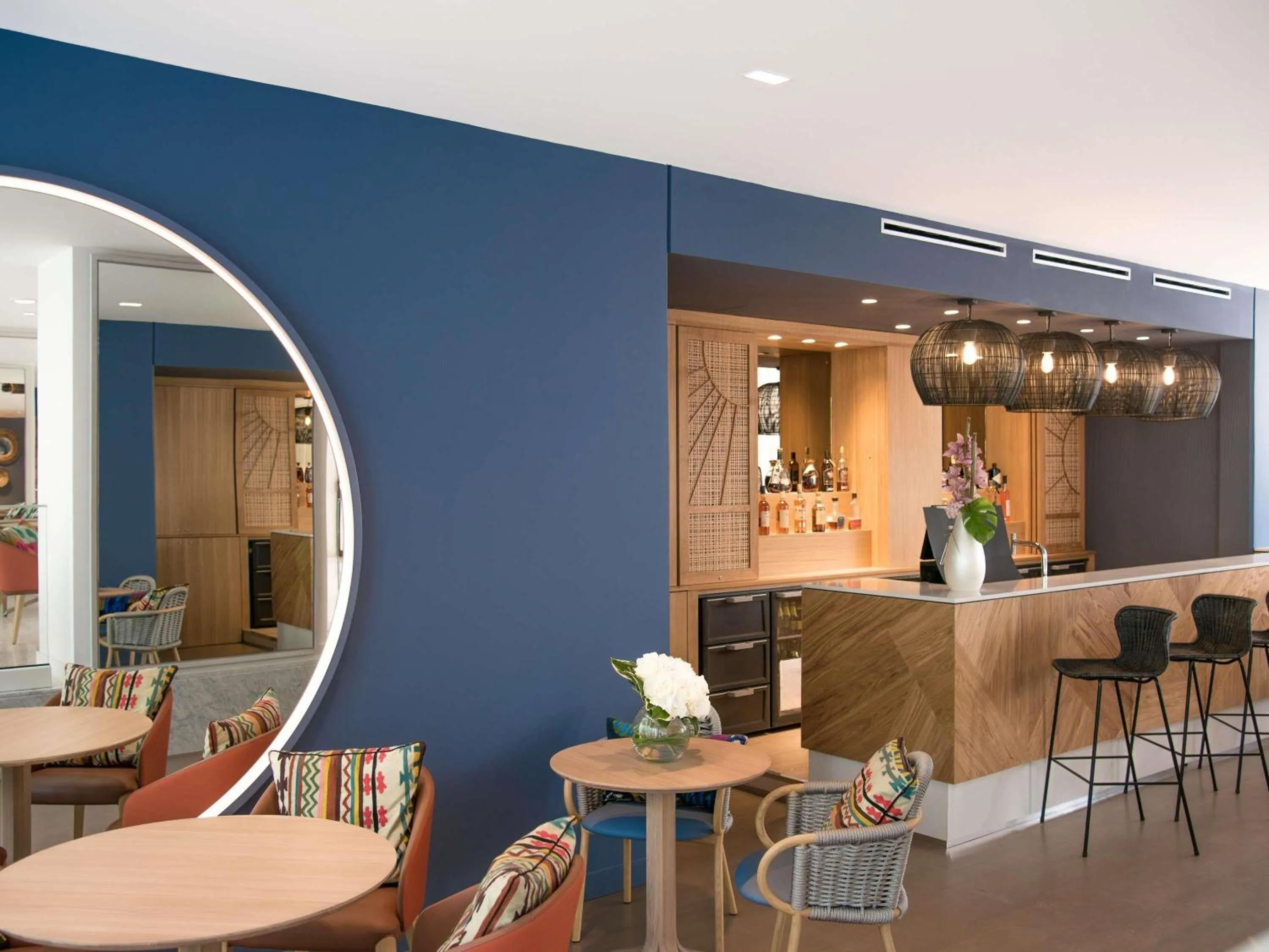 Lounge or bar in Croisette Beach Hotel Cannes - MGallery Collection