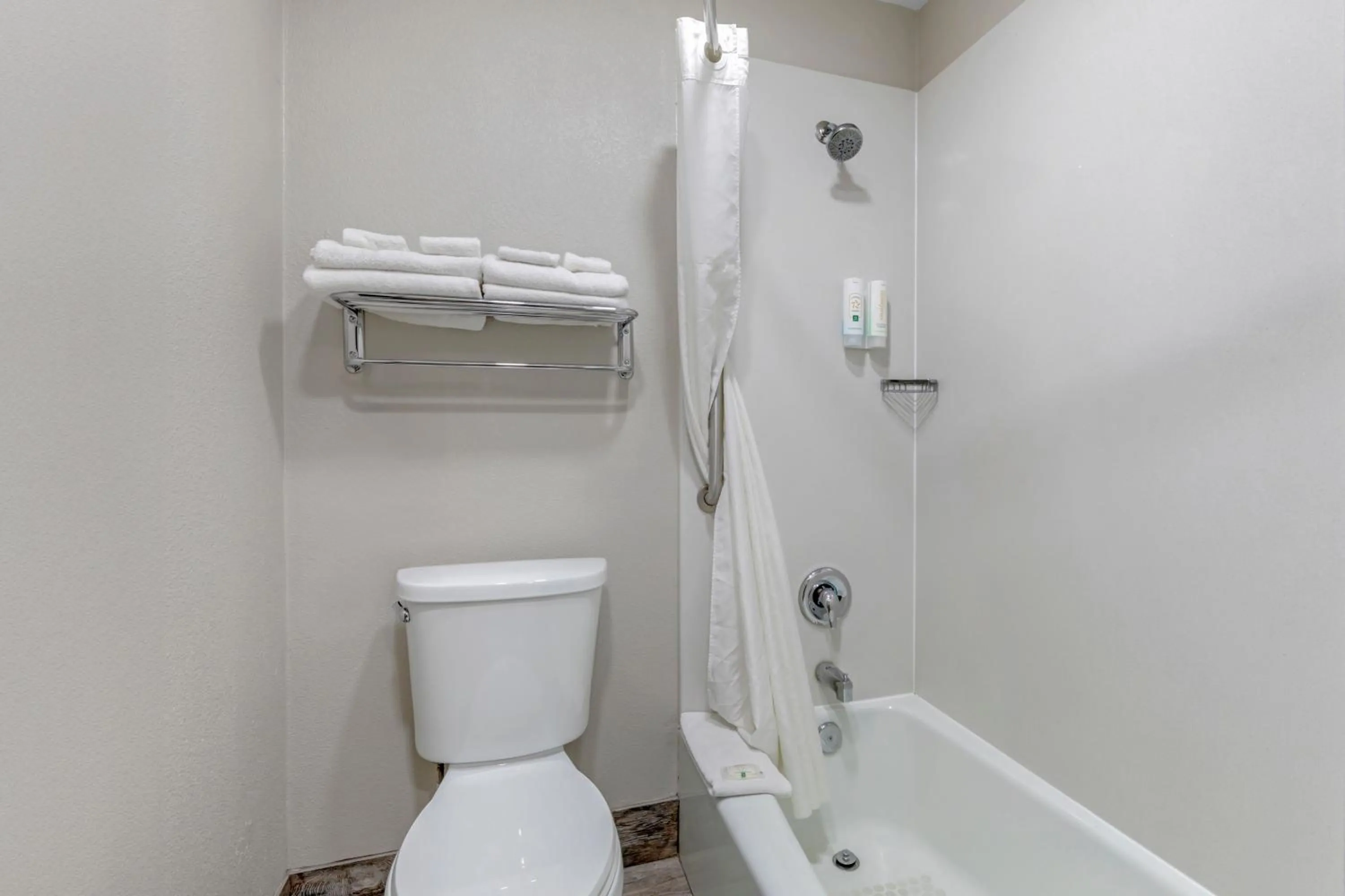 Shower in Quality Inn Kettleman City near Hwy 41
