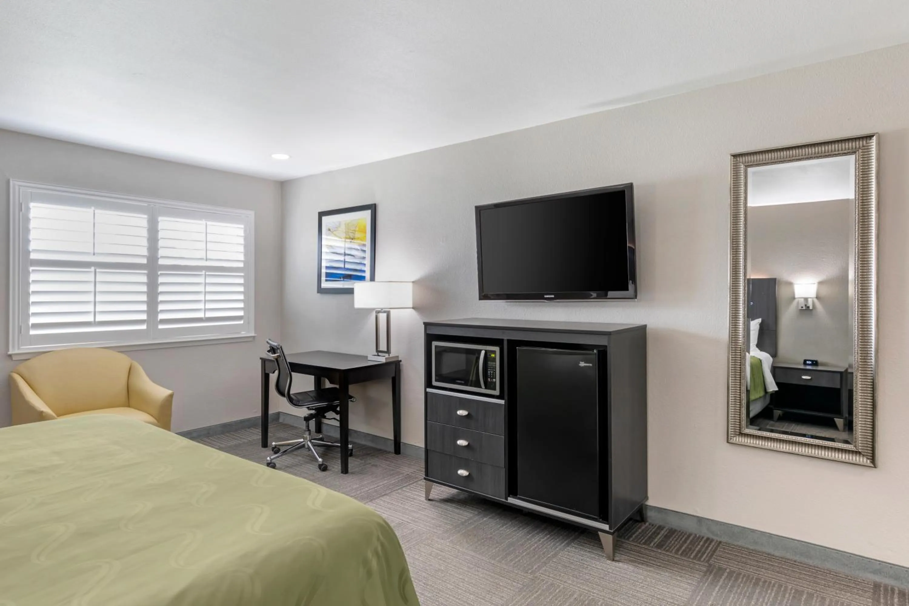 Bed in Quality Inn Kettleman City near Hwy 41