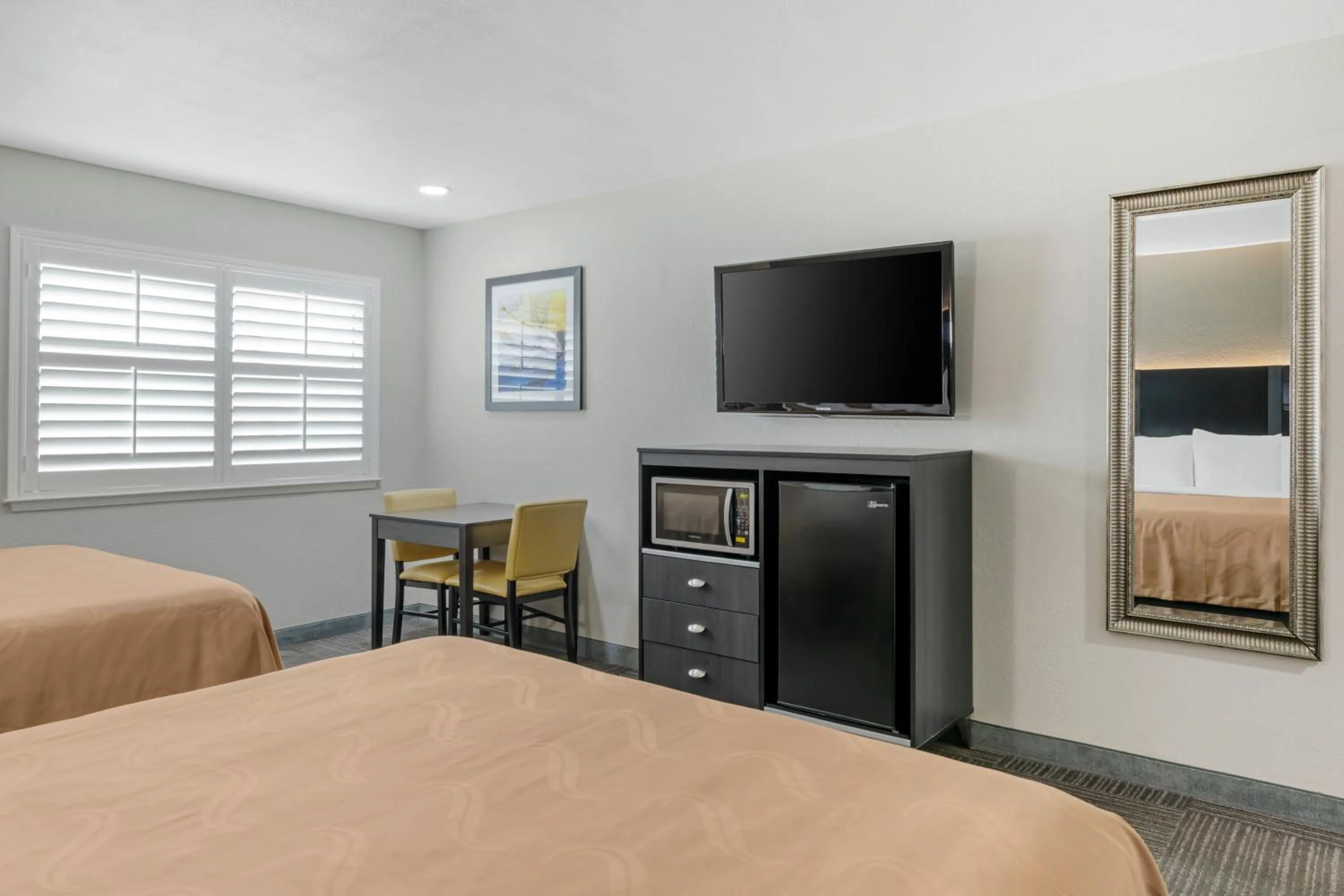 Bed in Quality Inn Kettleman City near Hwy 41