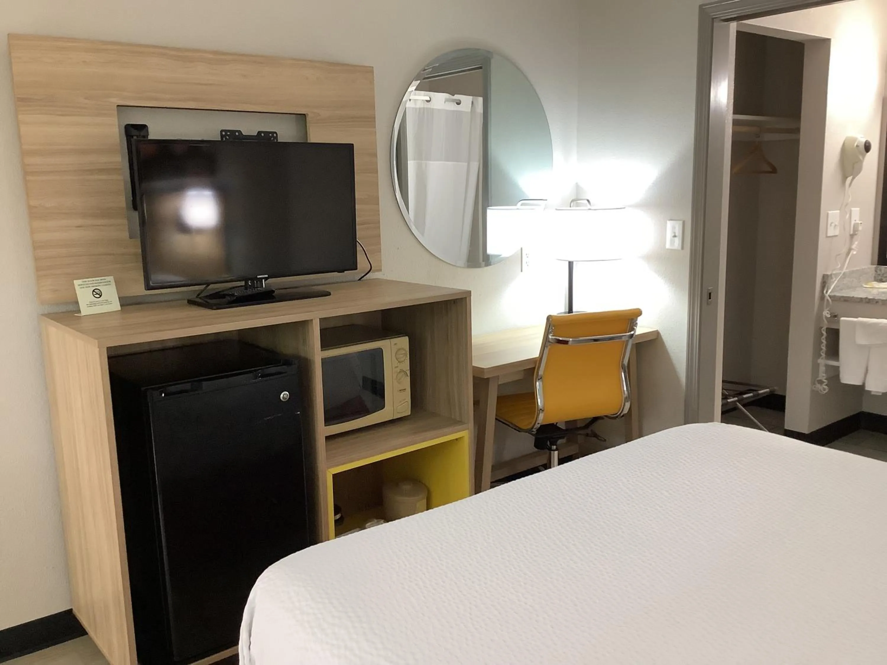 TV and multimedia, Bed in Days Inn by Wyndham Kingdom City