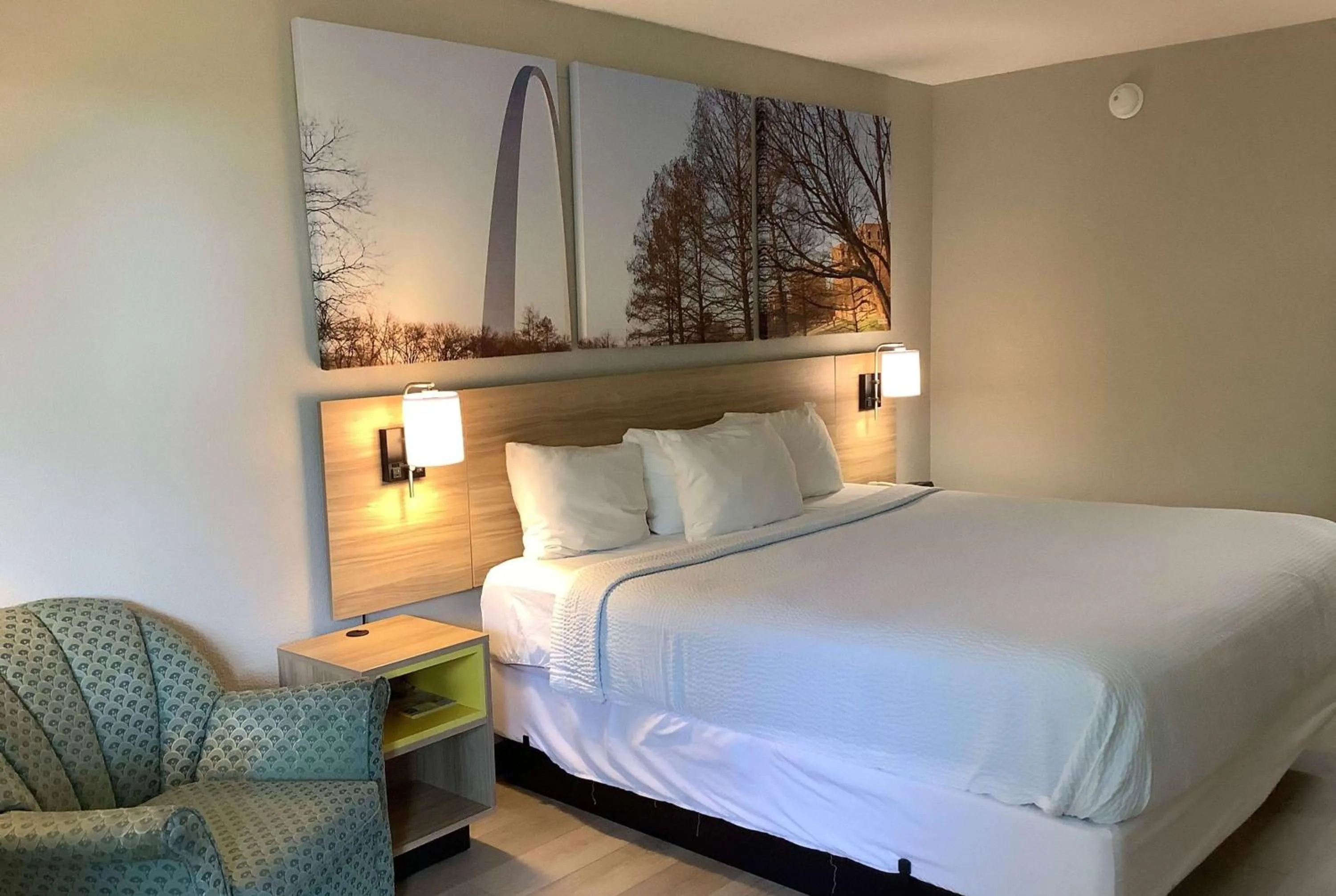 Photo of the whole room, Bed in Days Inn by Wyndham Kingdom City