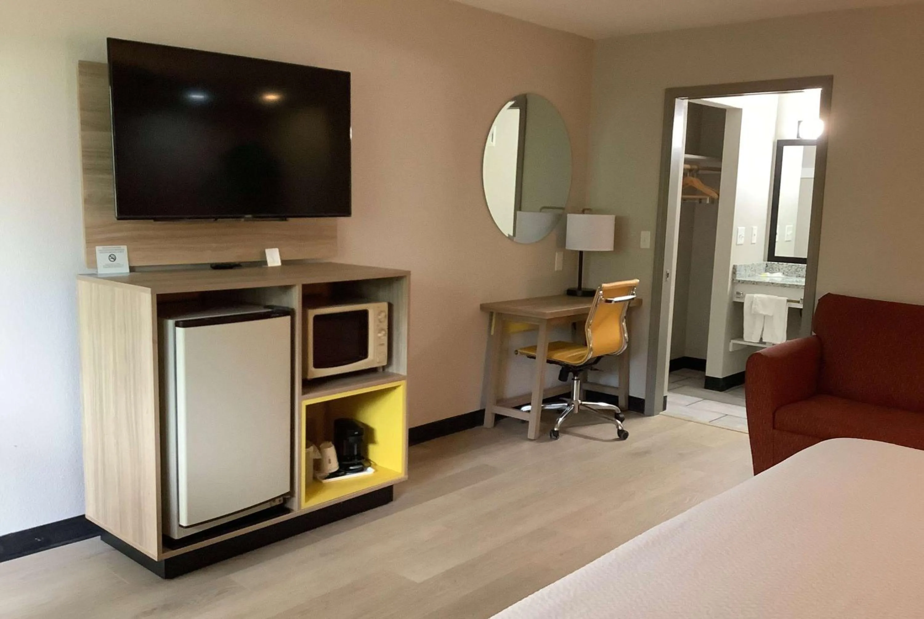 Photo of the whole room, Bed in Days Inn by Wyndham Kingdom City