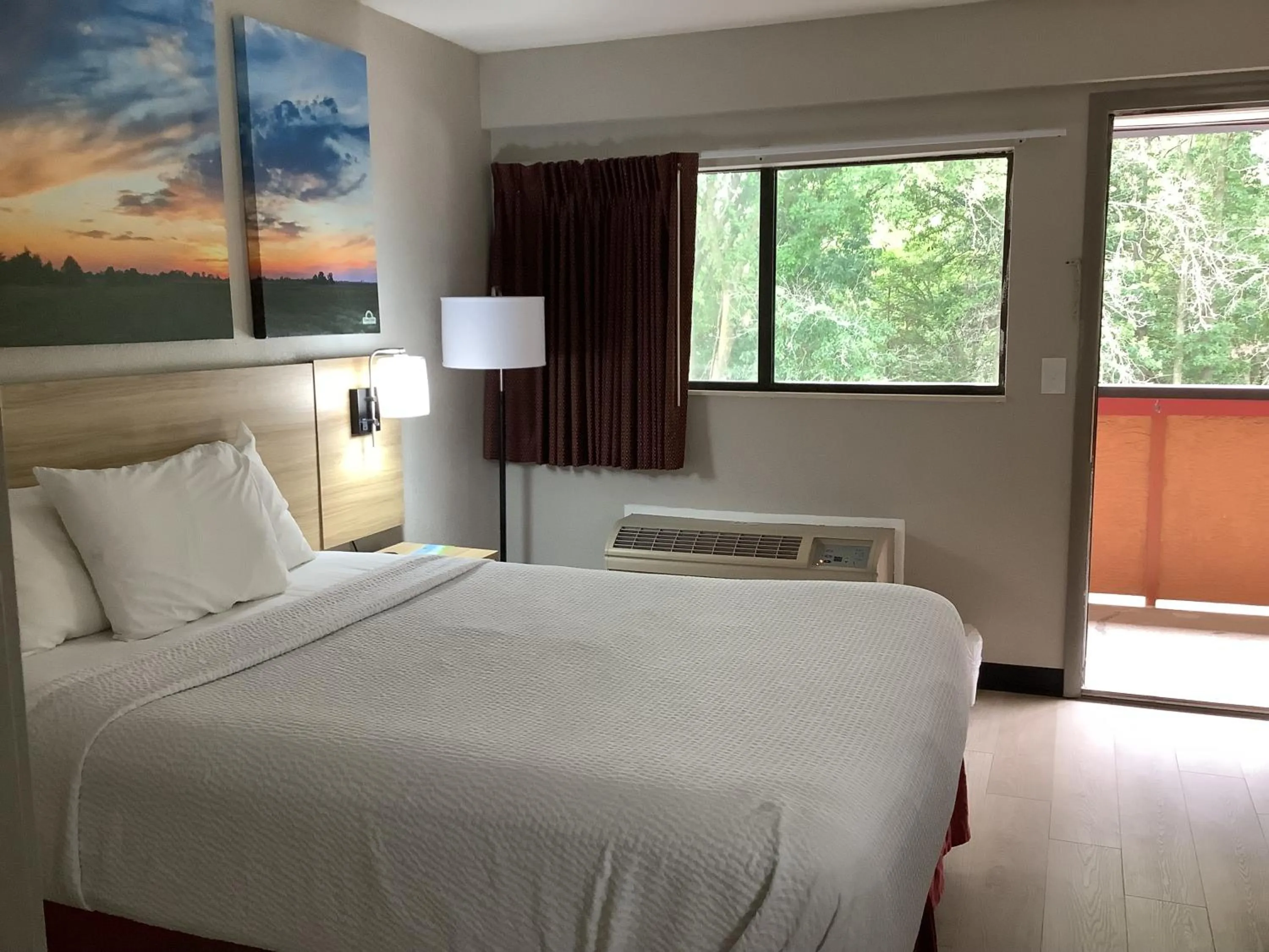 View (from property/room), Bed in Days Inn by Wyndham Kingdom City