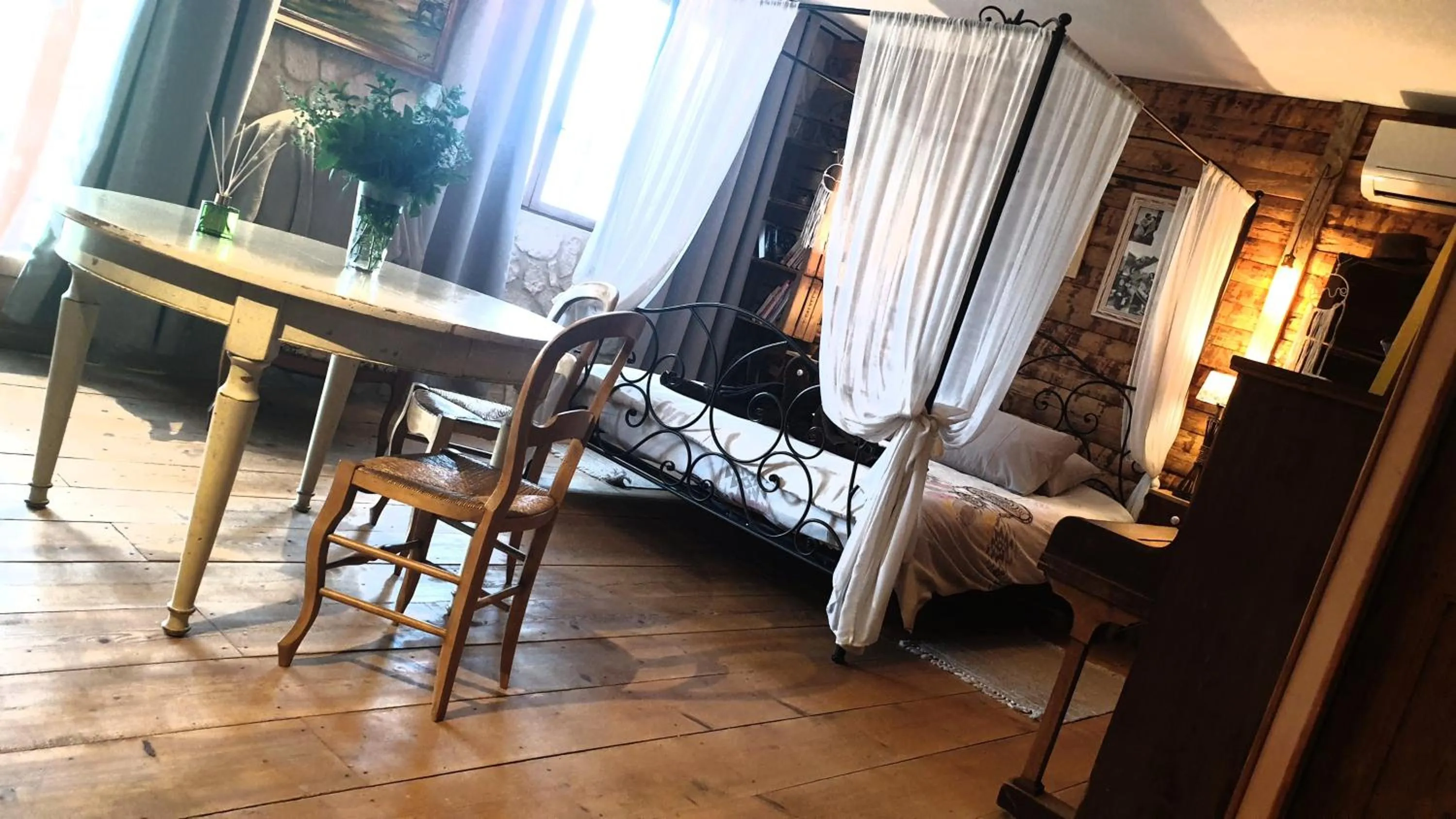 Living room, Bed in Chambre d'hôtes Le Petit Ranch