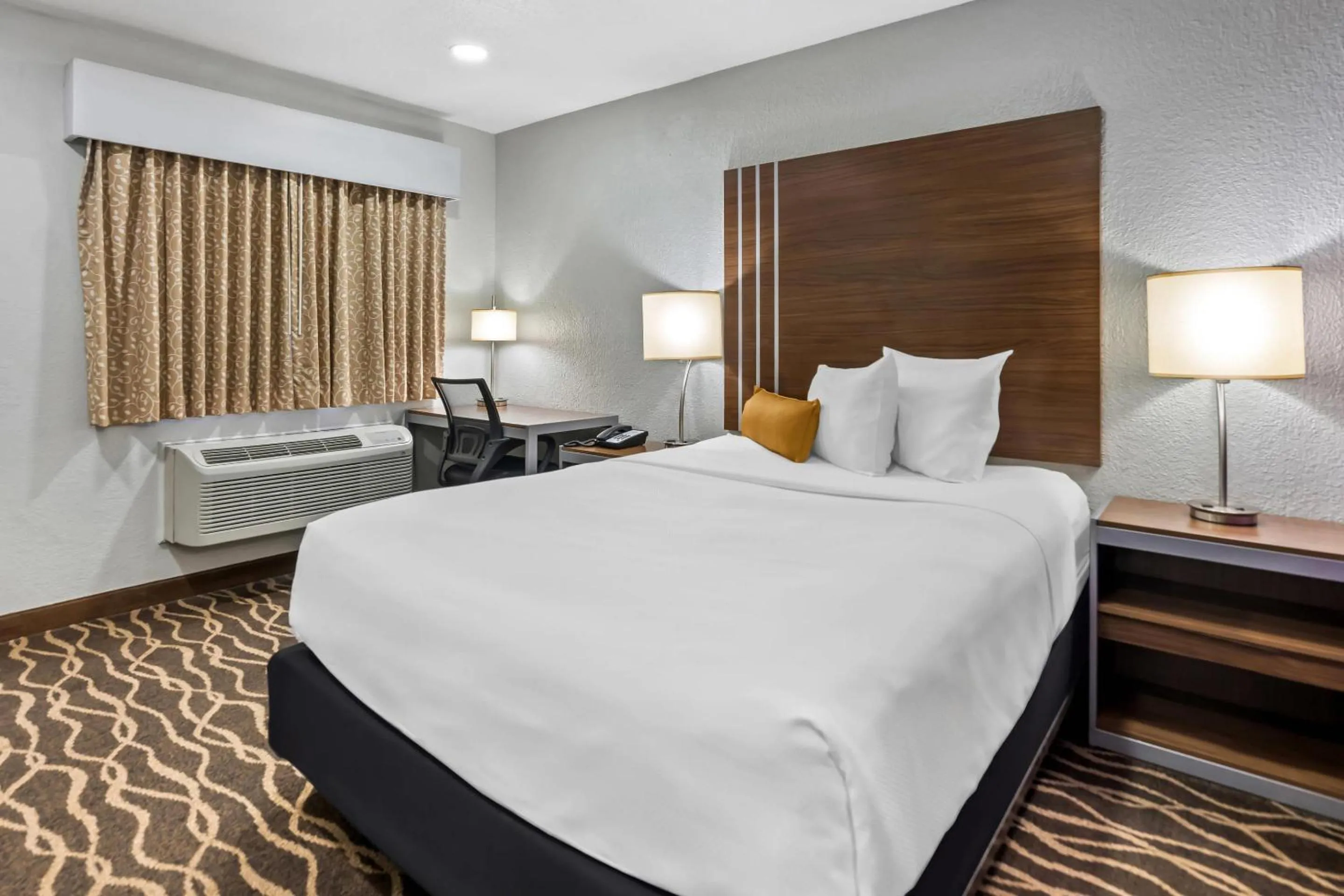 Bedroom, Bed in Rodeway Inn Carlsbad Caverns Area