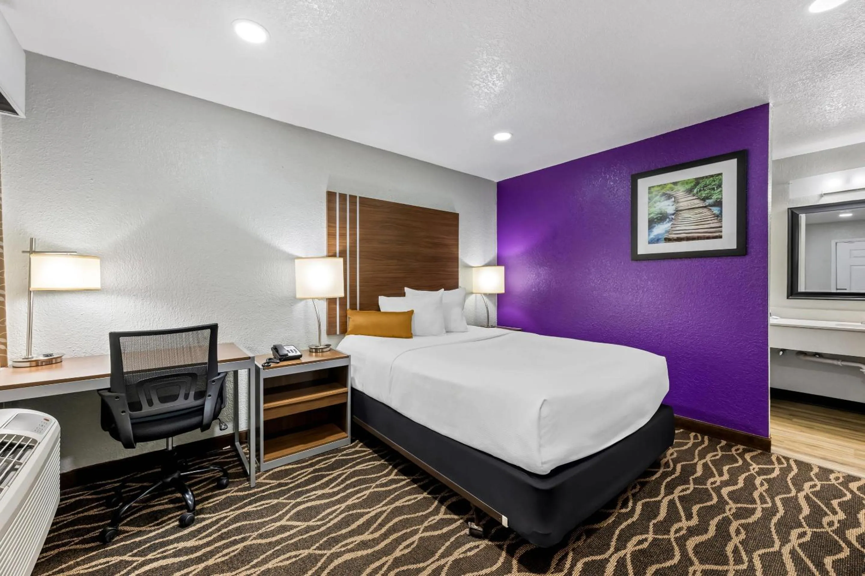 Bedroom, Bed in Rodeway Inn Carlsbad Caverns Area