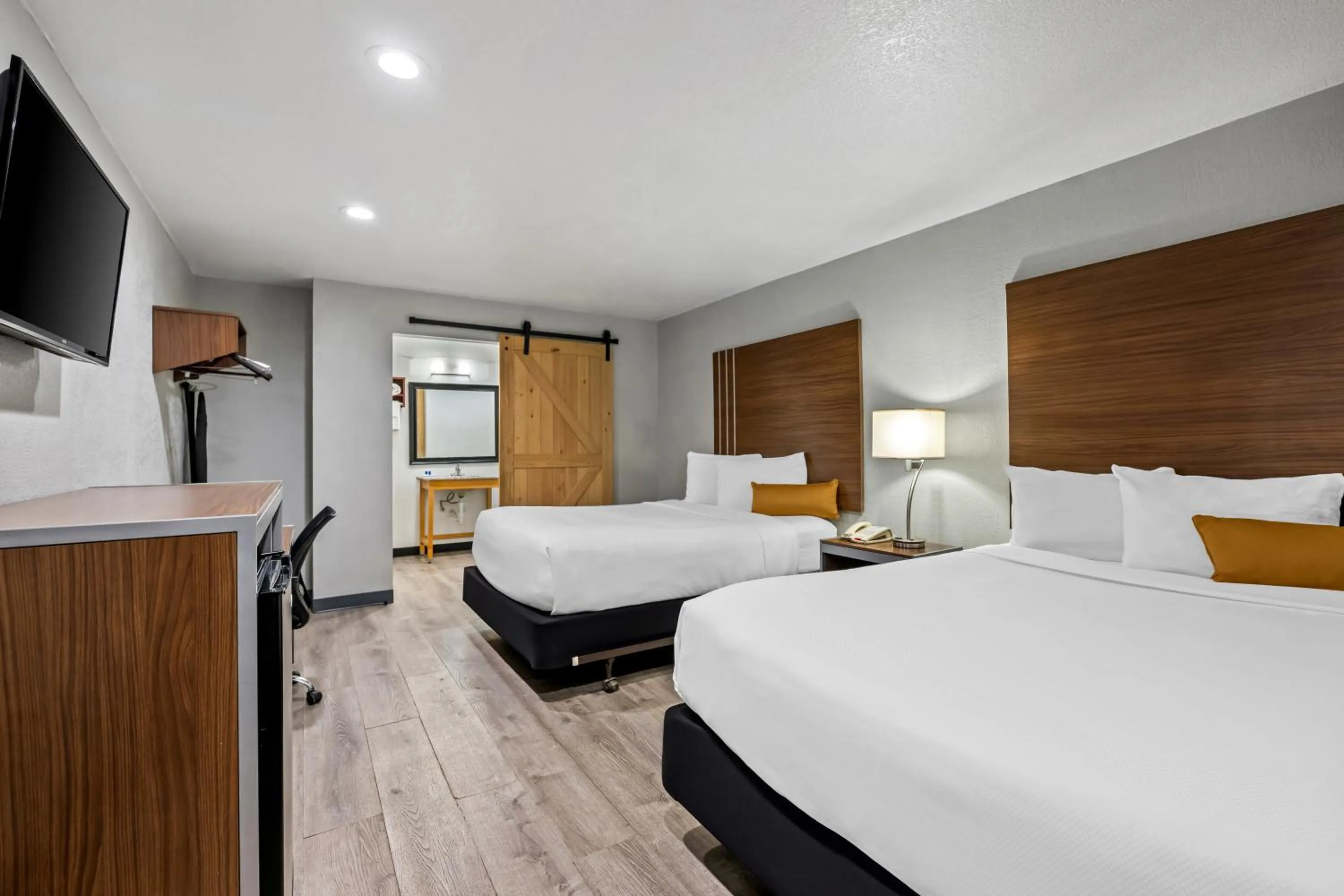 Bed in Rodeway Inn Carlsbad Caverns Area