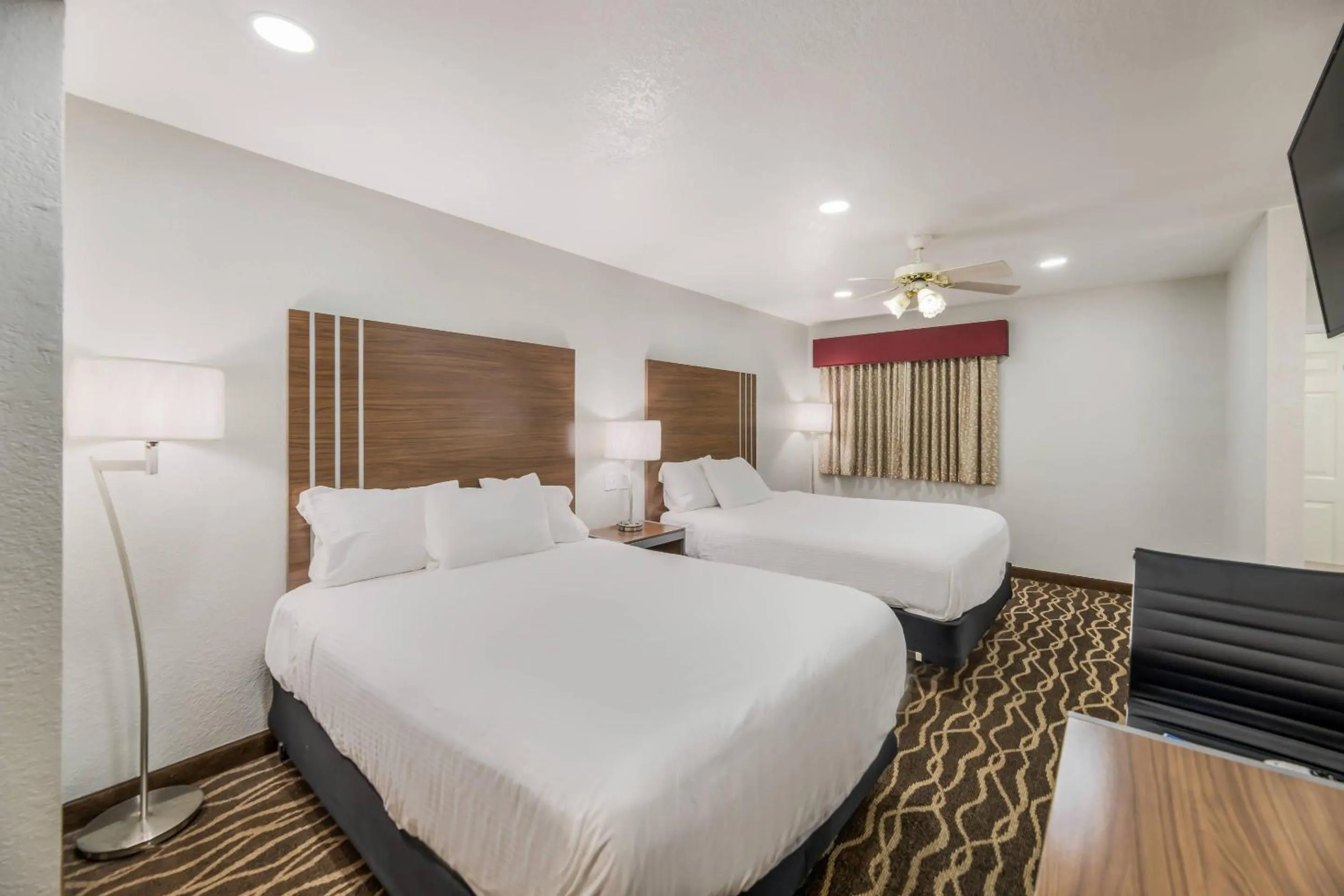 Bedroom, Bed in Rodeway Inn Carlsbad Caverns Area