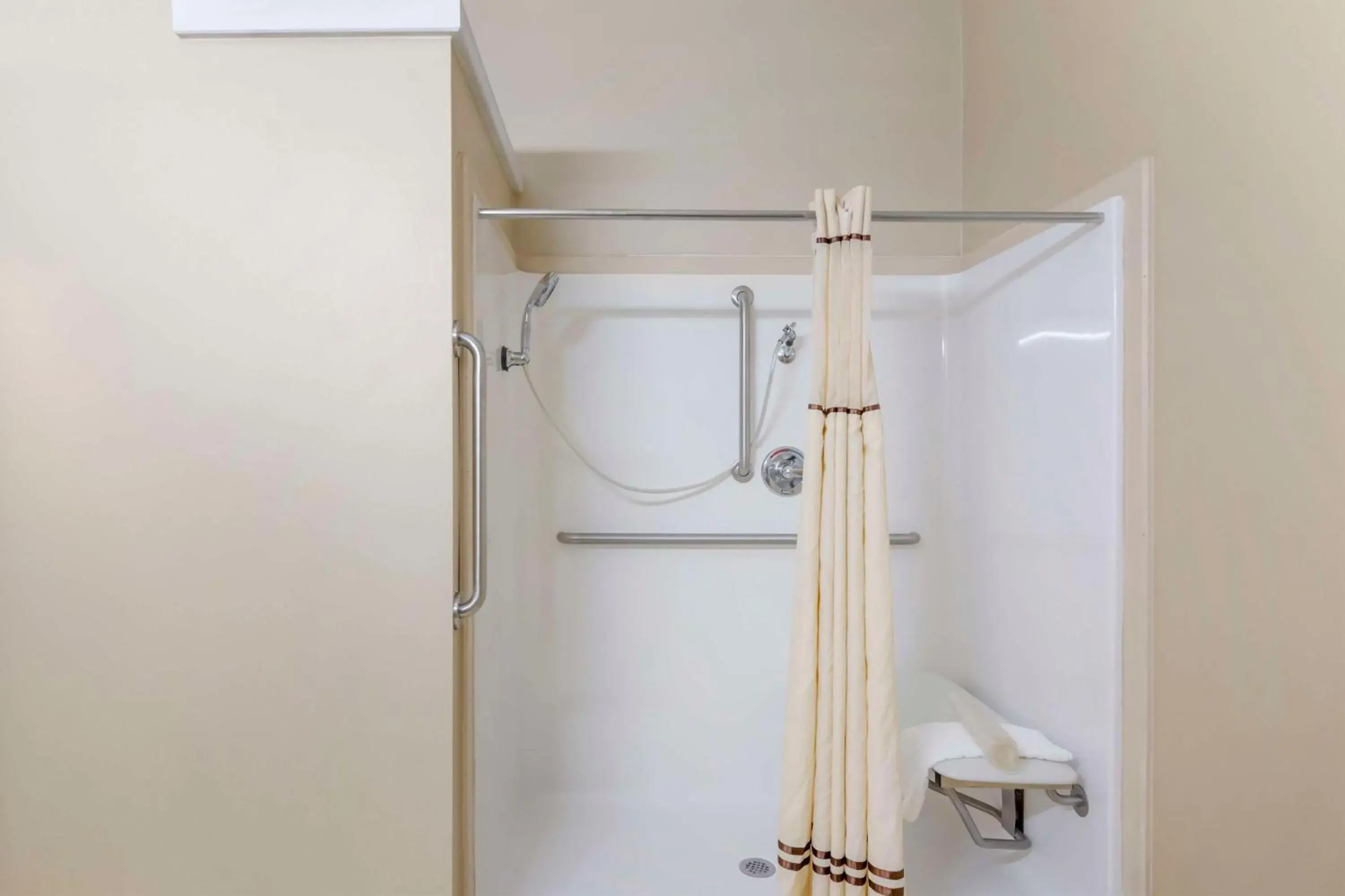 King Room with Roll-In Shower - Disability Access in Best Western Plus Hopewell Inn King Room with Roll-In Shower - Disability Access in Best Western Plus Hopewell Inn