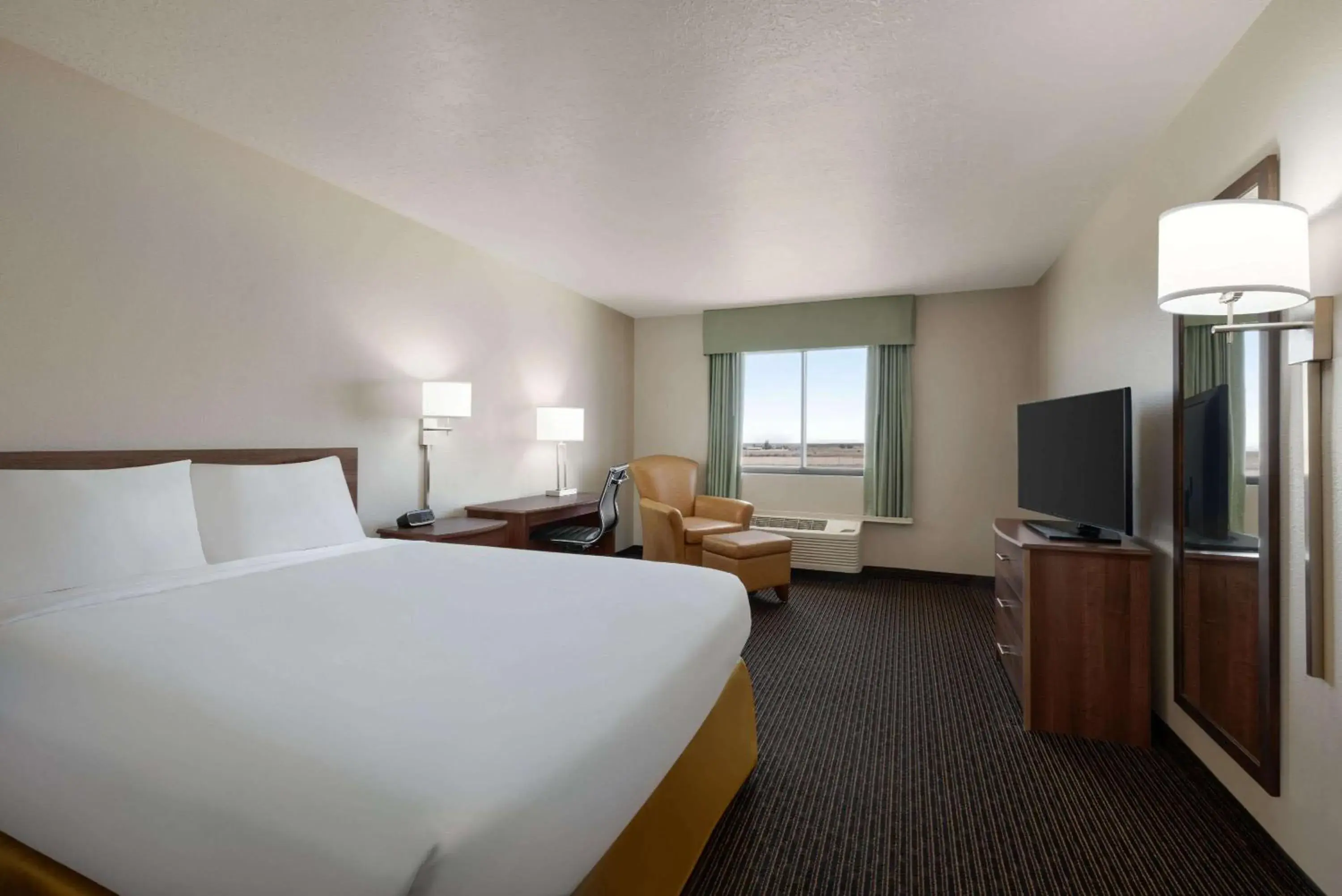 Queen Room - Non-Smoking in Travelodge by Wyndham Vaughn Queen Room - Non-Smoking in Travelodge by Wyndham Vaughn