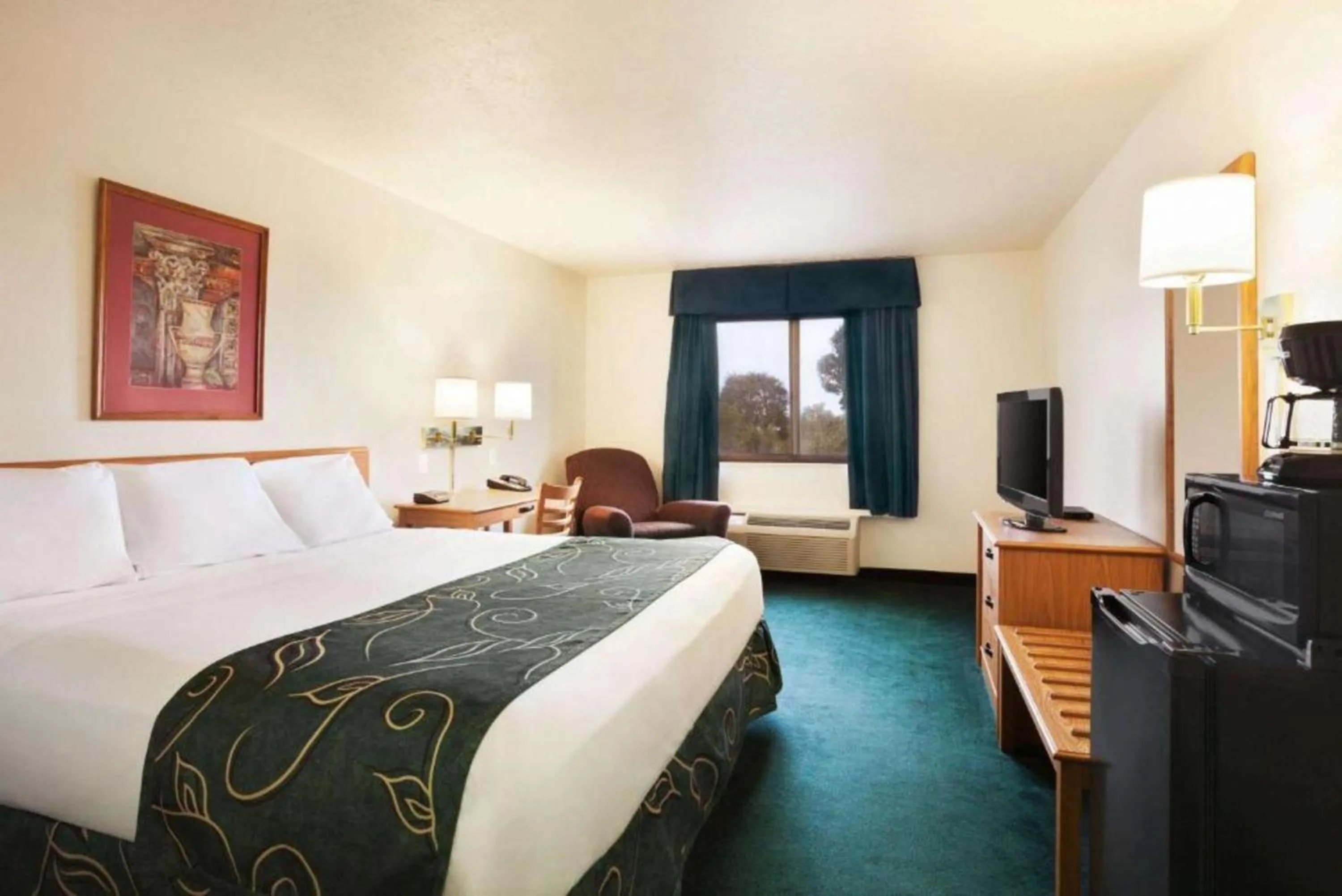 Bedroom, Bed in Travelodge by Wyndham Vaughn